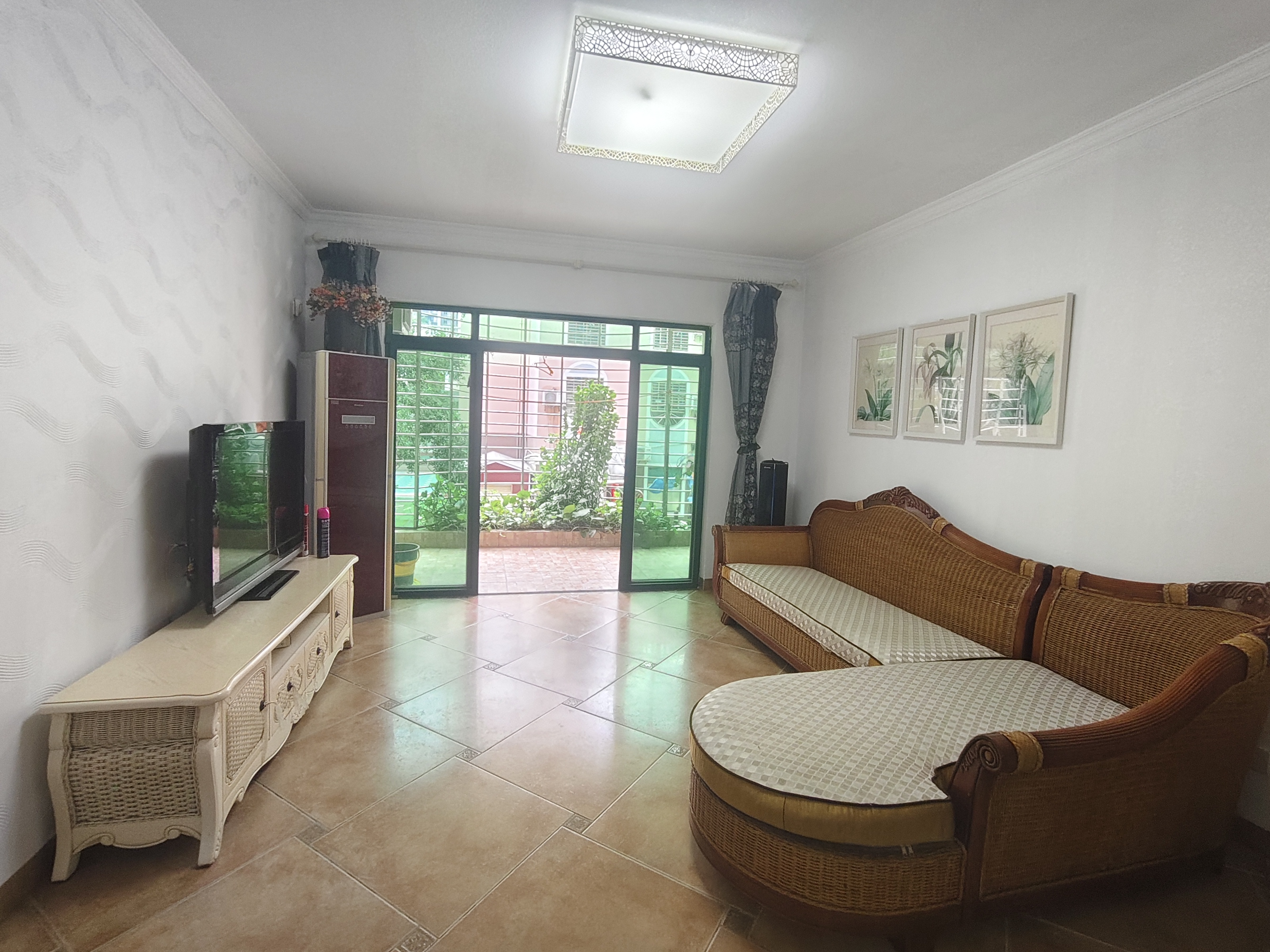 现代花园一期  2室2厅1卫    120.0万客厅