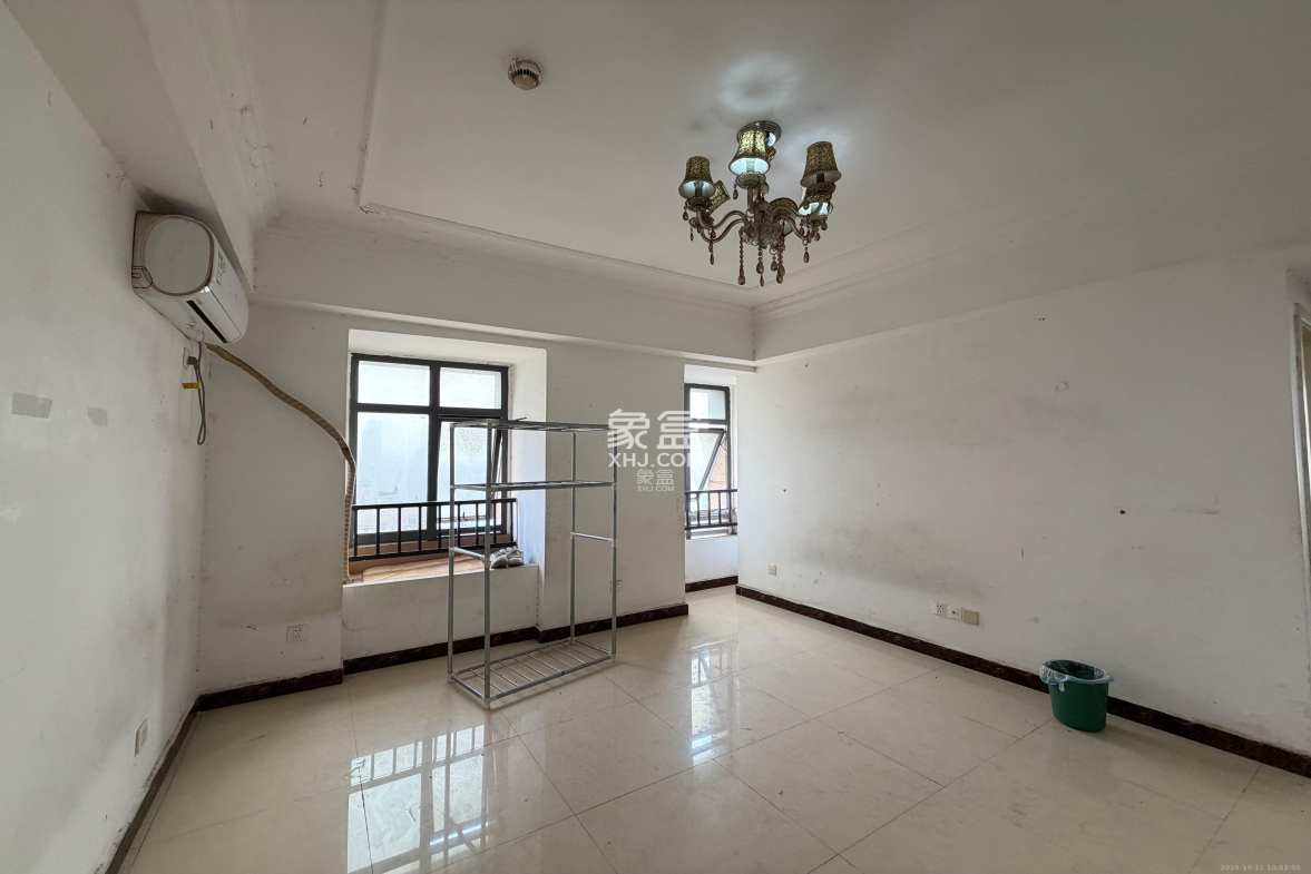 蓝湾国际广场 3室2厅1卫 2400.0元/月 蓝湾国际广场 3室2厅1卫 2400.0元/月室内图