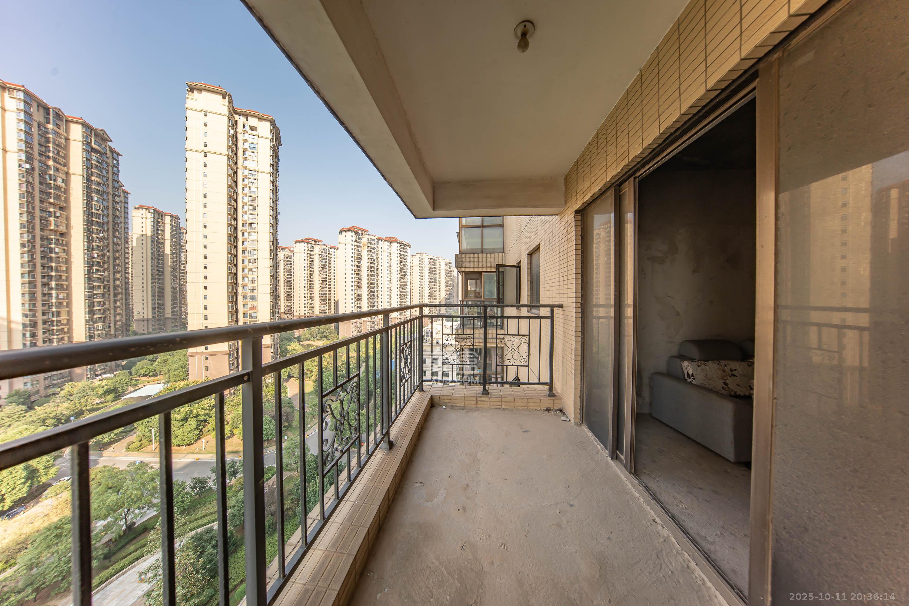 江山帝景哈佛  3室2厅2卫    78.0万阳台