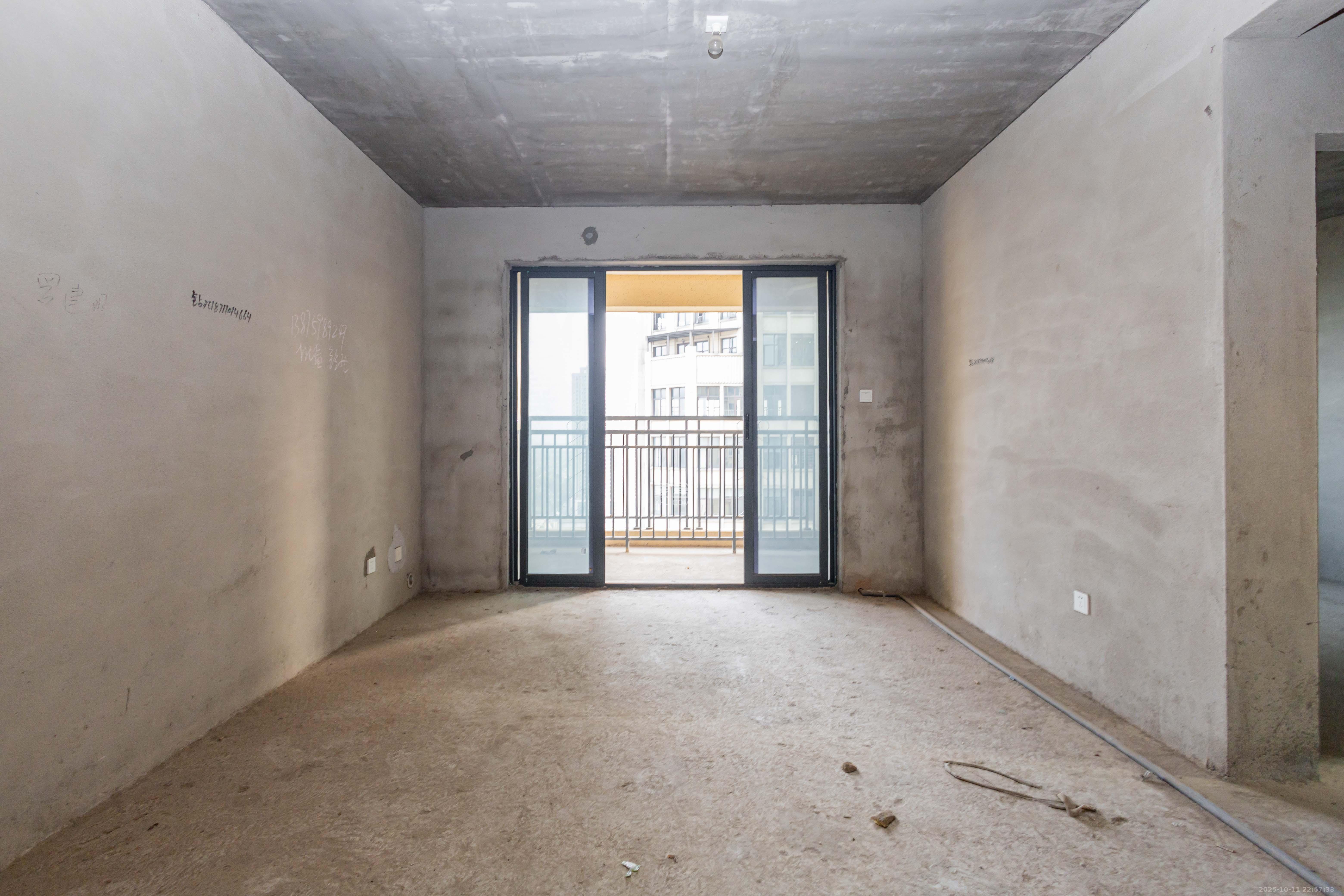 爵世名邸东湖（东湖壹号企业总部基地）  2室2厅1卫    56.8万客厅