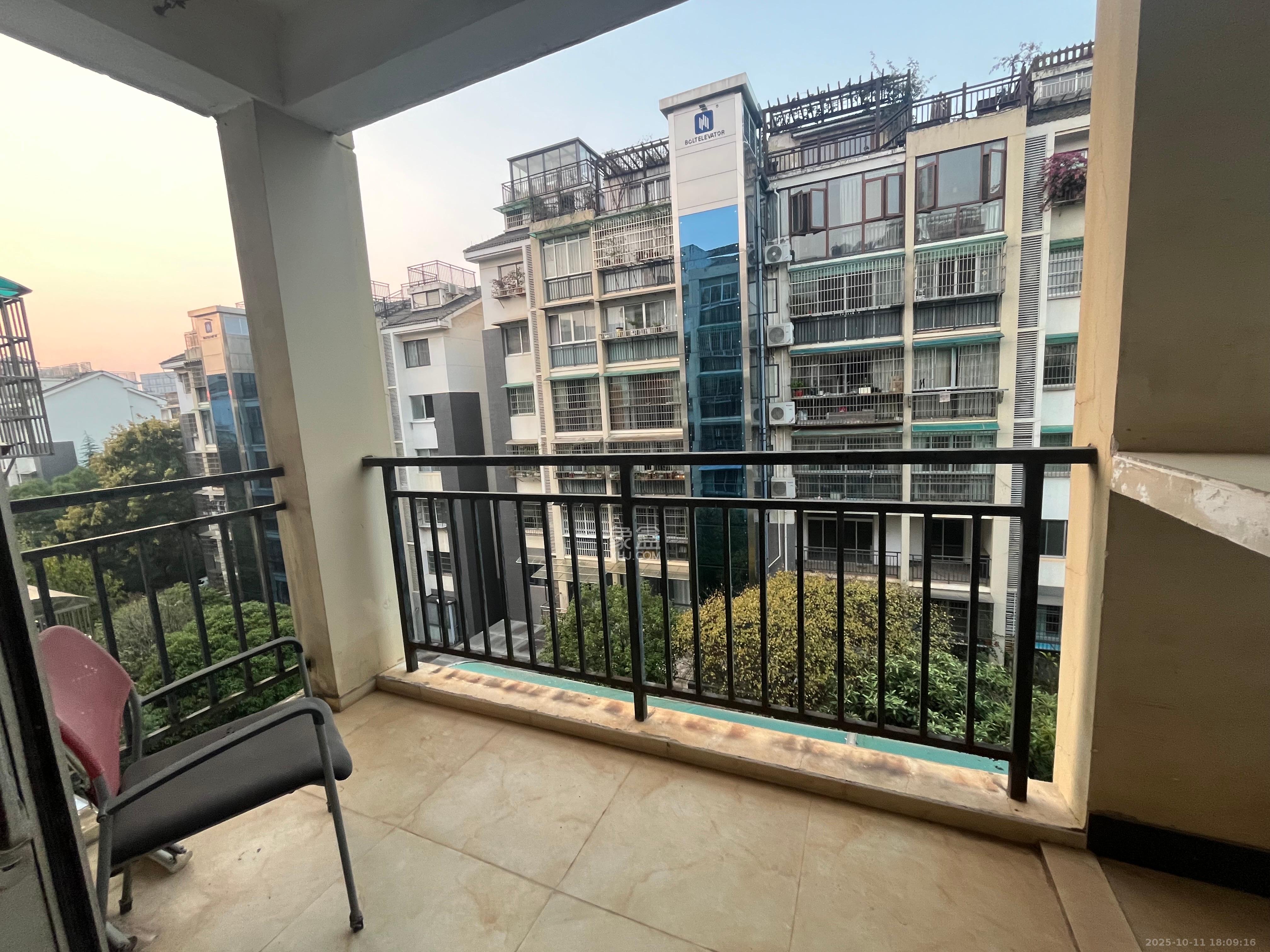 九峰小区（一二三四区）  4室2厅2卫    2400.0元/月室内图