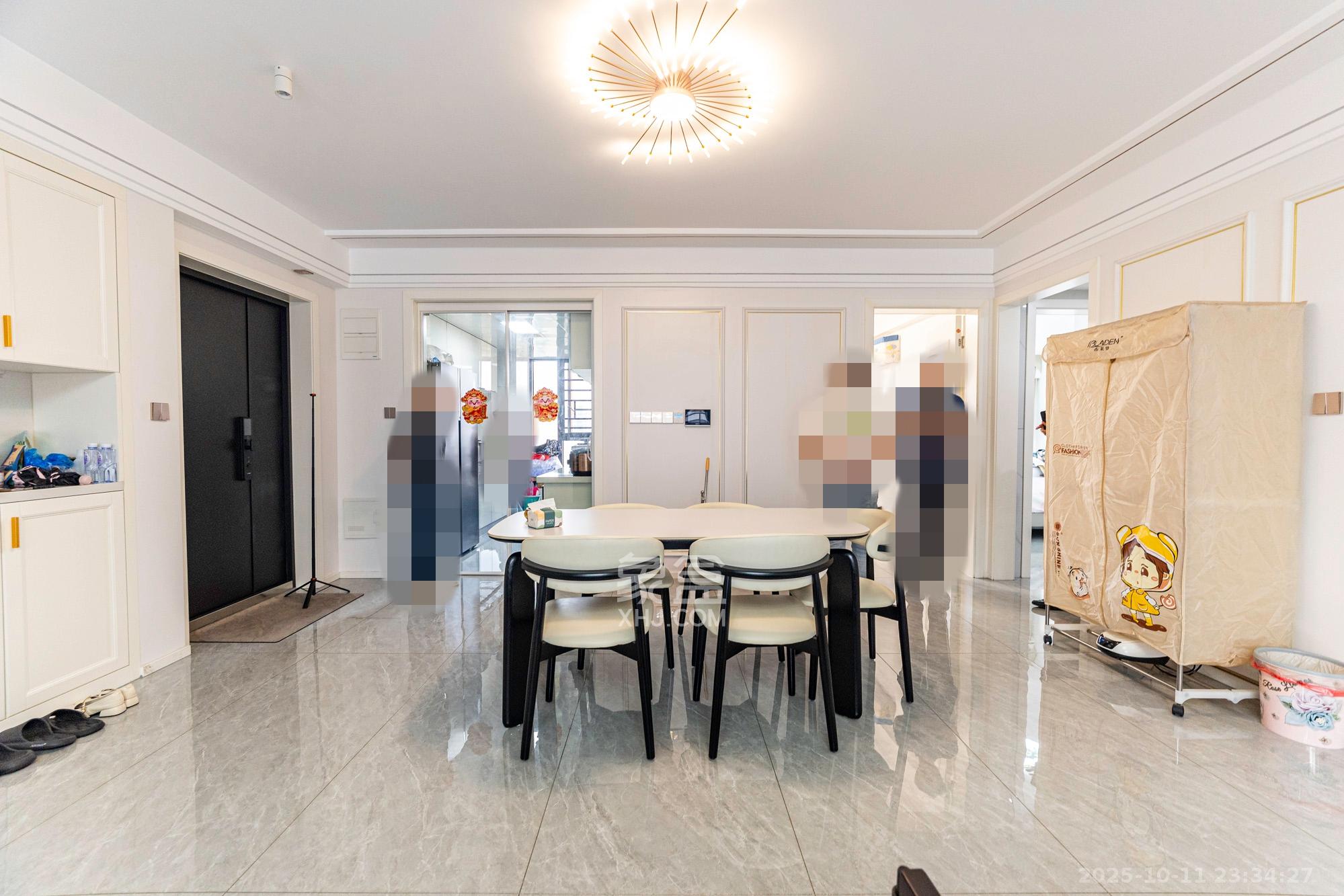 保利金香槟 3室2厅2卫 132.8万 保利金香槟 3室2厅2卫 132.8万客厅