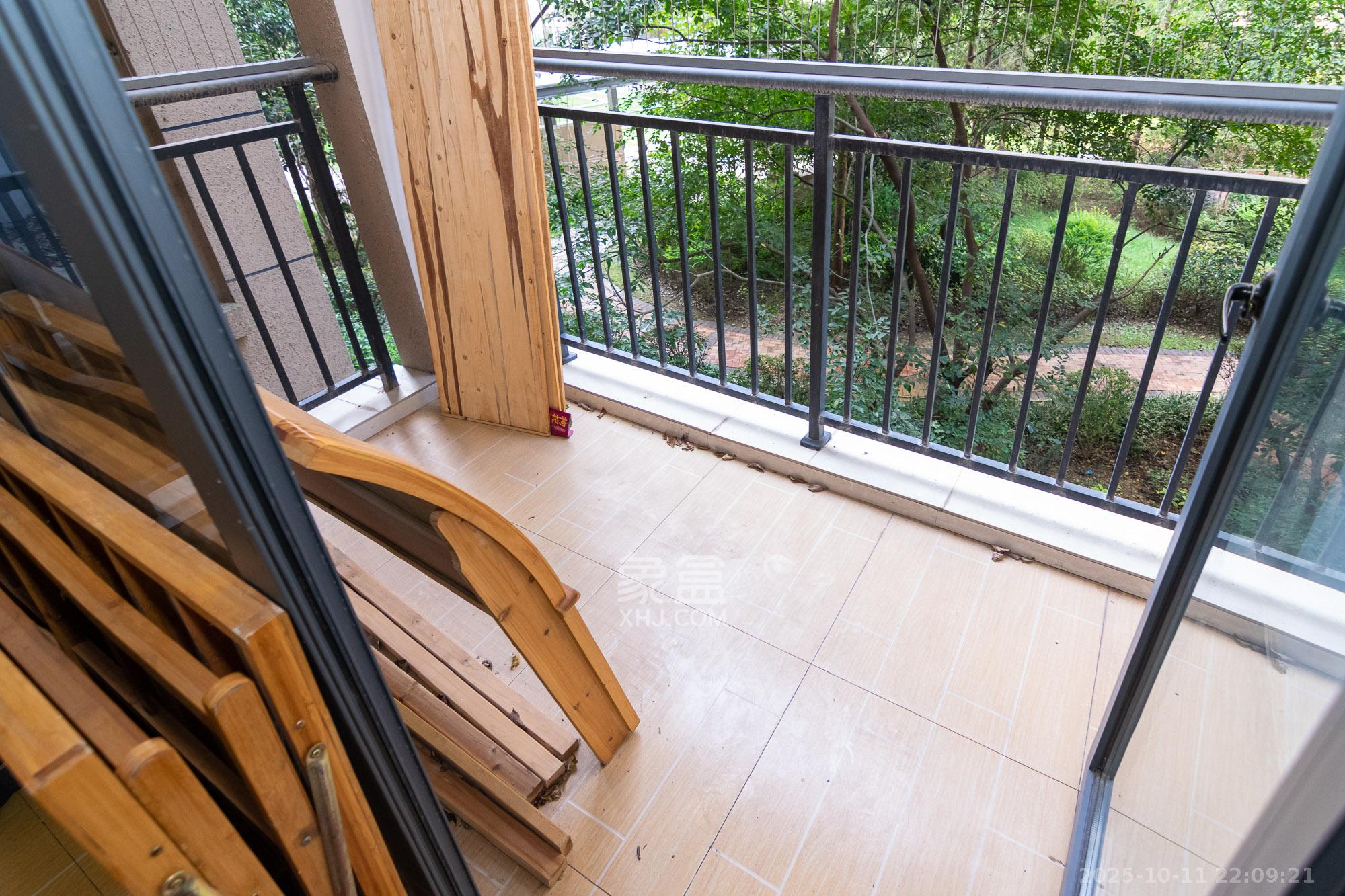 澳海谷山府  5室2厅2卫    80.0万阳台