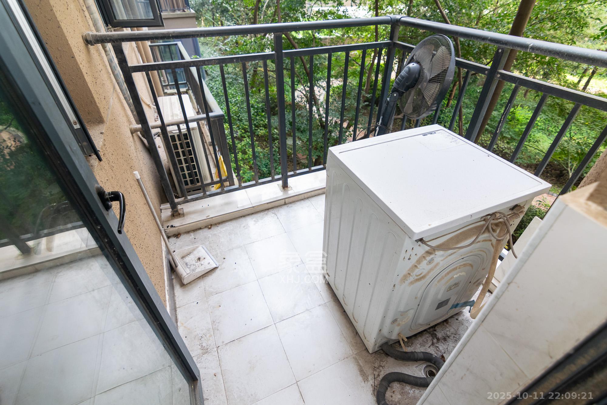 澳海谷山府  5室2厅2卫    80.0万阳台