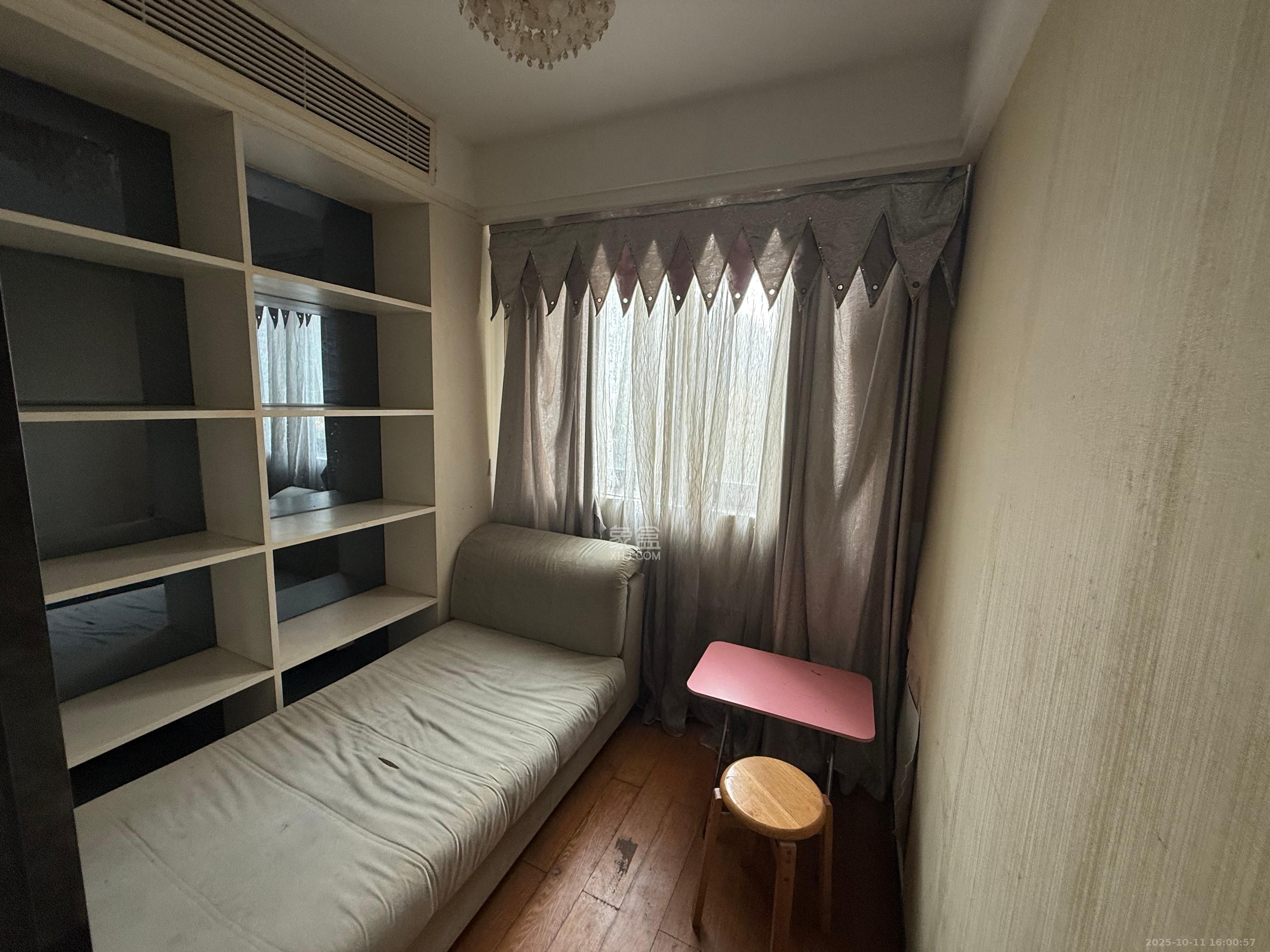 钱隆学府一、二期  1室1厅1卫    1400.0元/月室内图