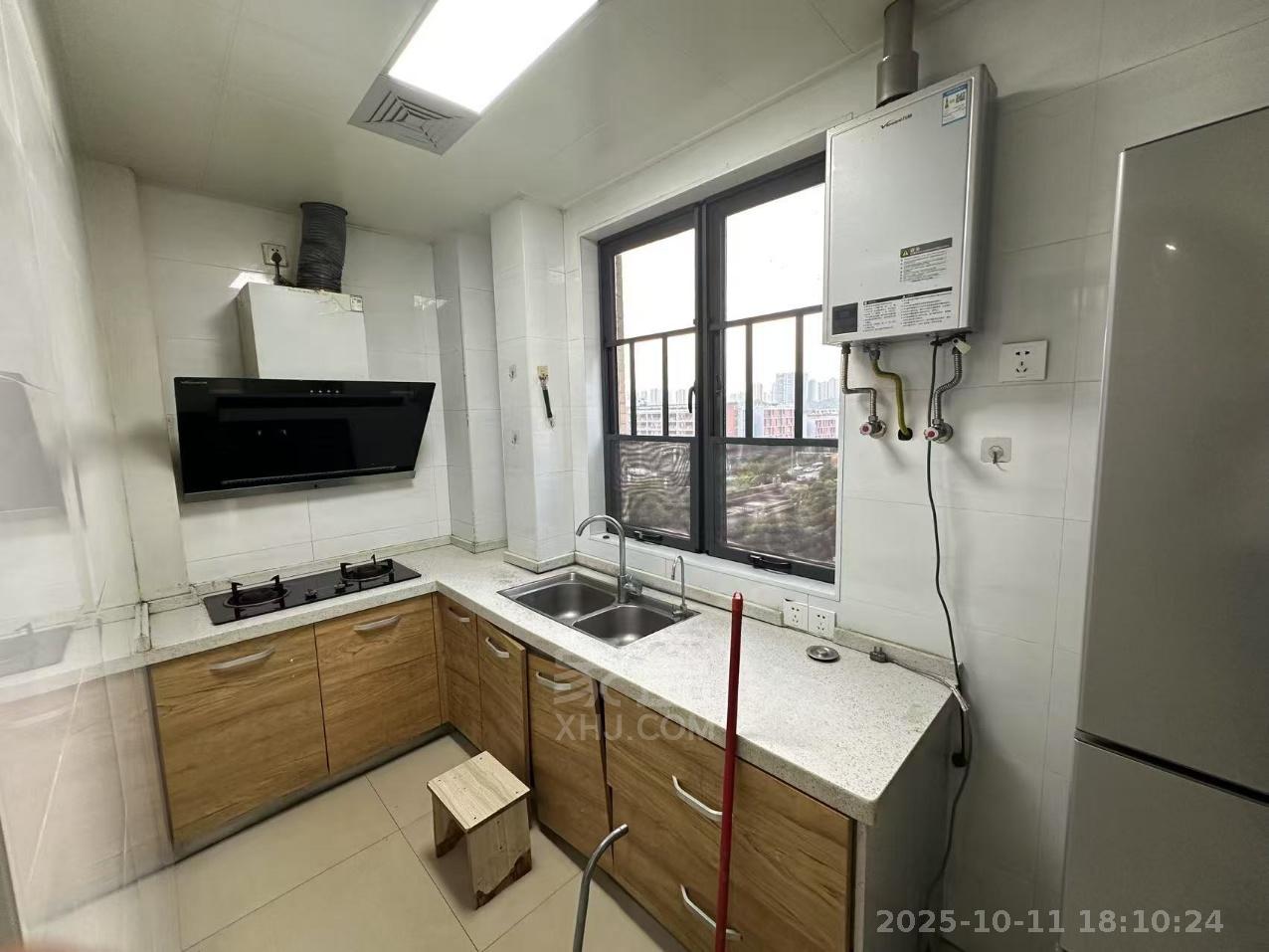 春藤小镇 3室2厅2卫 2000.0元/月 春藤小镇 3室2厅2卫 2000.0元/月室内图