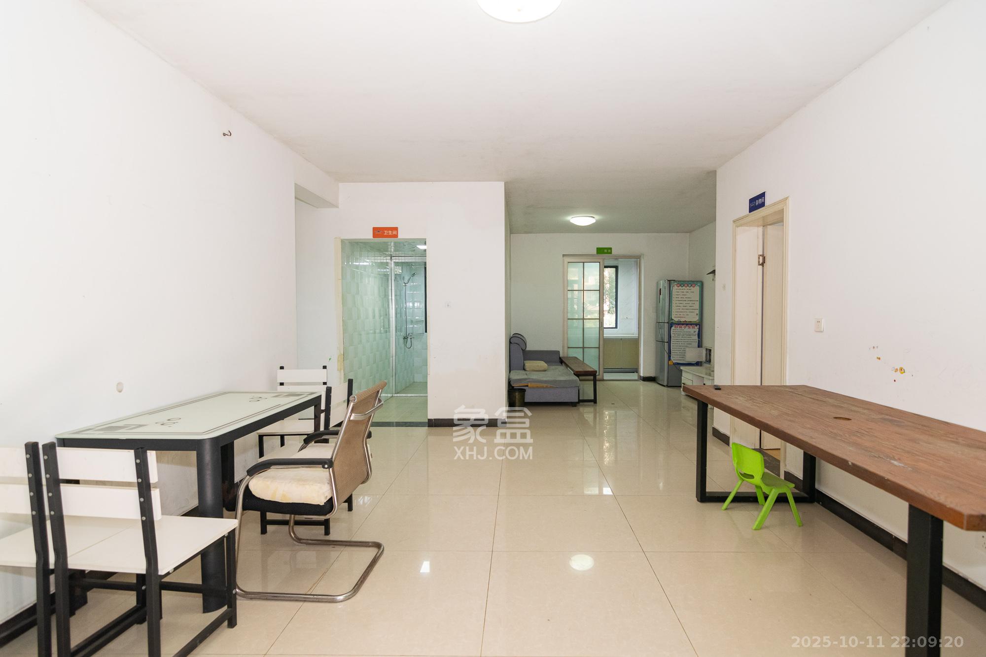 澳海谷山府  5室2厅2卫    80.0万客厅