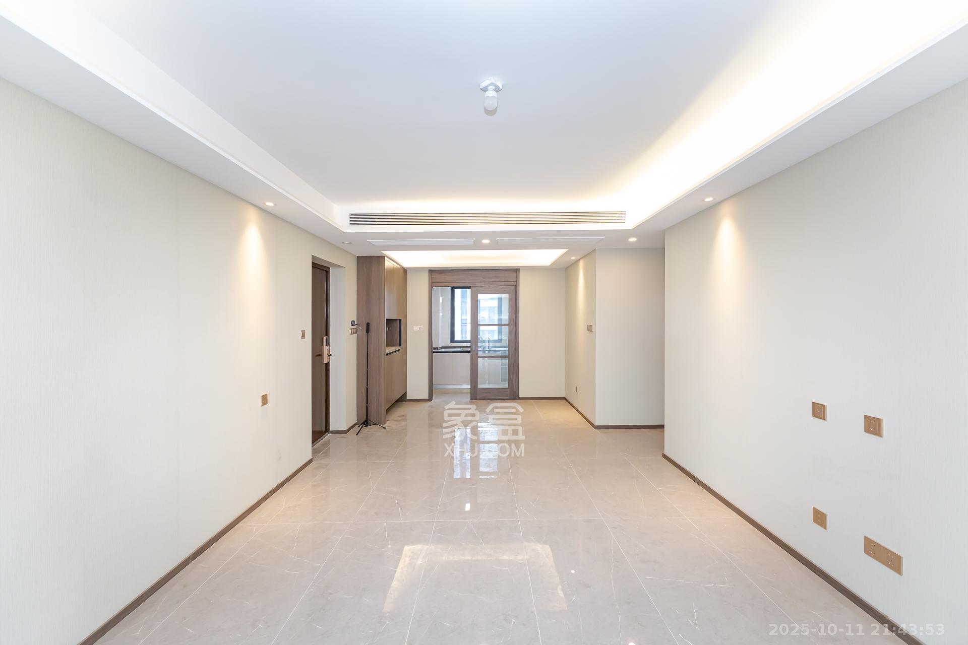 龙湖翠湖壹号  1室0厅0卫    132.0万客厅