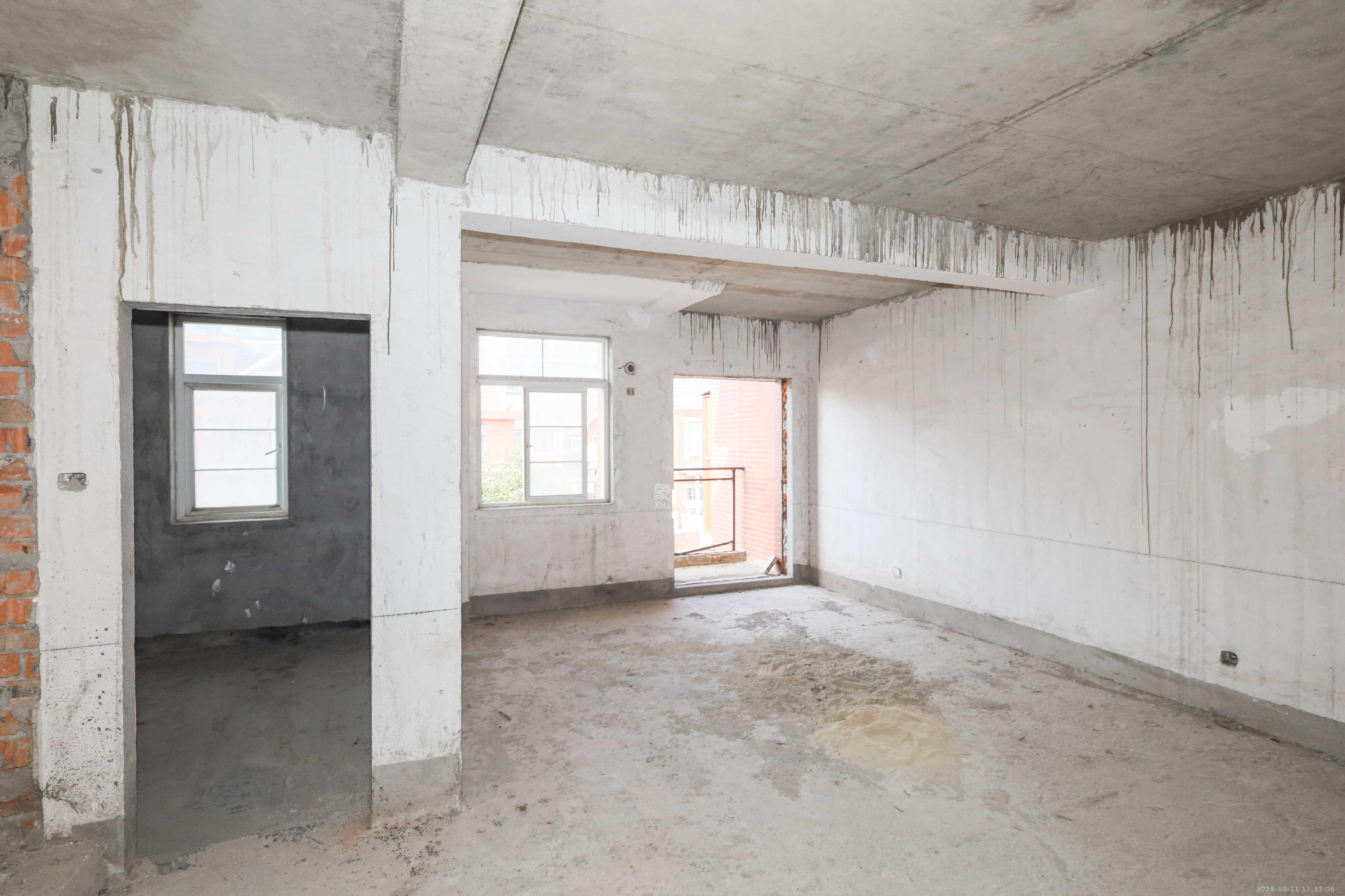 山水英伦  5室3厅3卫    235.0万卧室