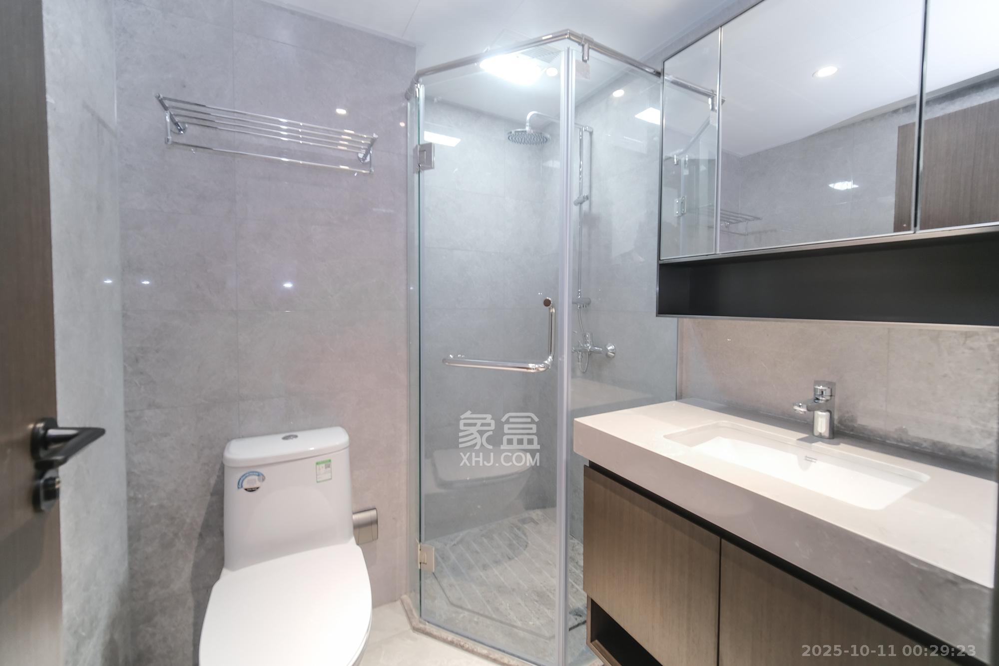 荣盛锦绣学府  3室2厅2卫    89.8万卫生间