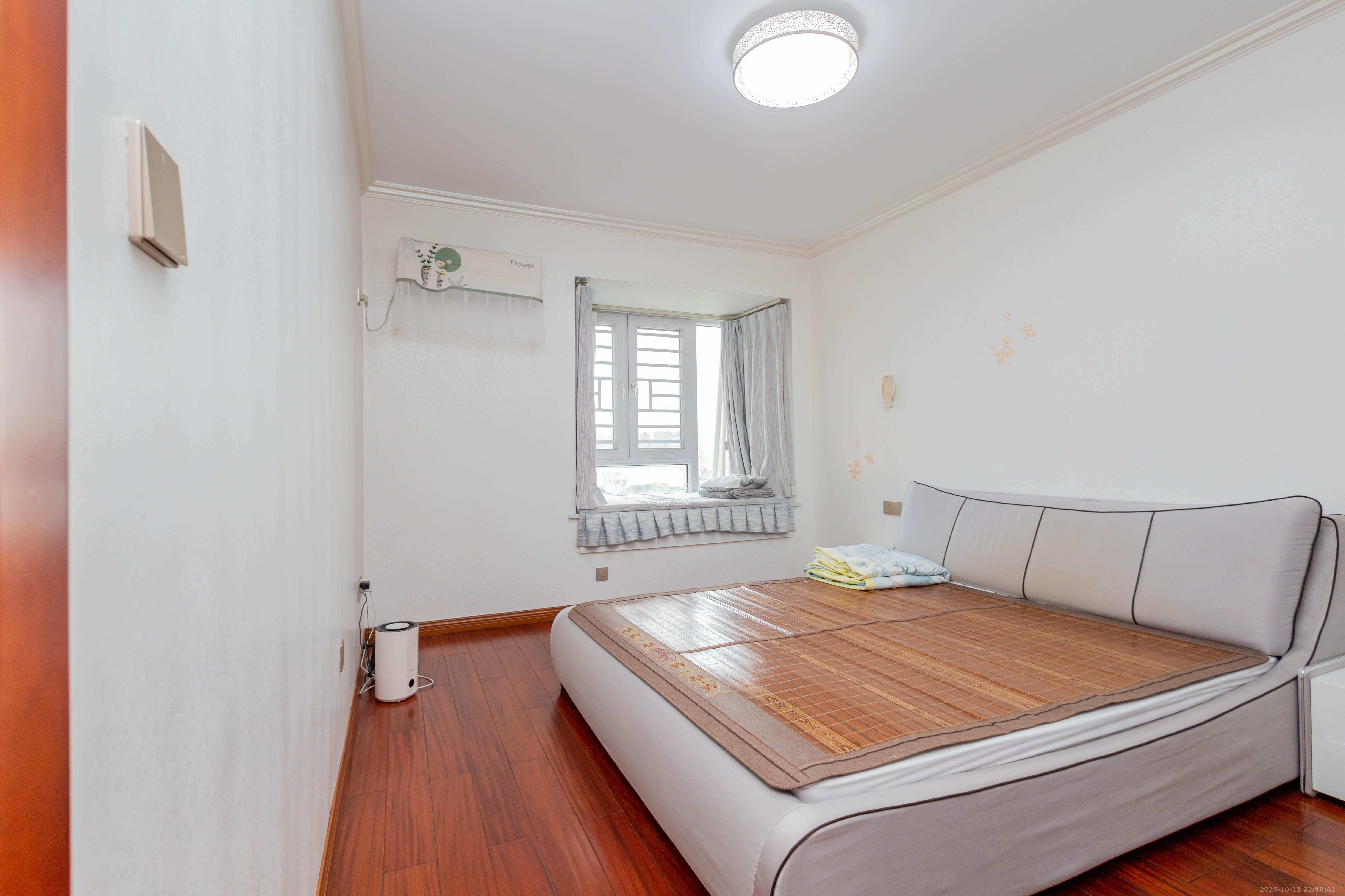 辉宏橄榄城  4室2厅2卫    86.0万 辉宏橄榄城  4室2厅2卫    86.0万卧室