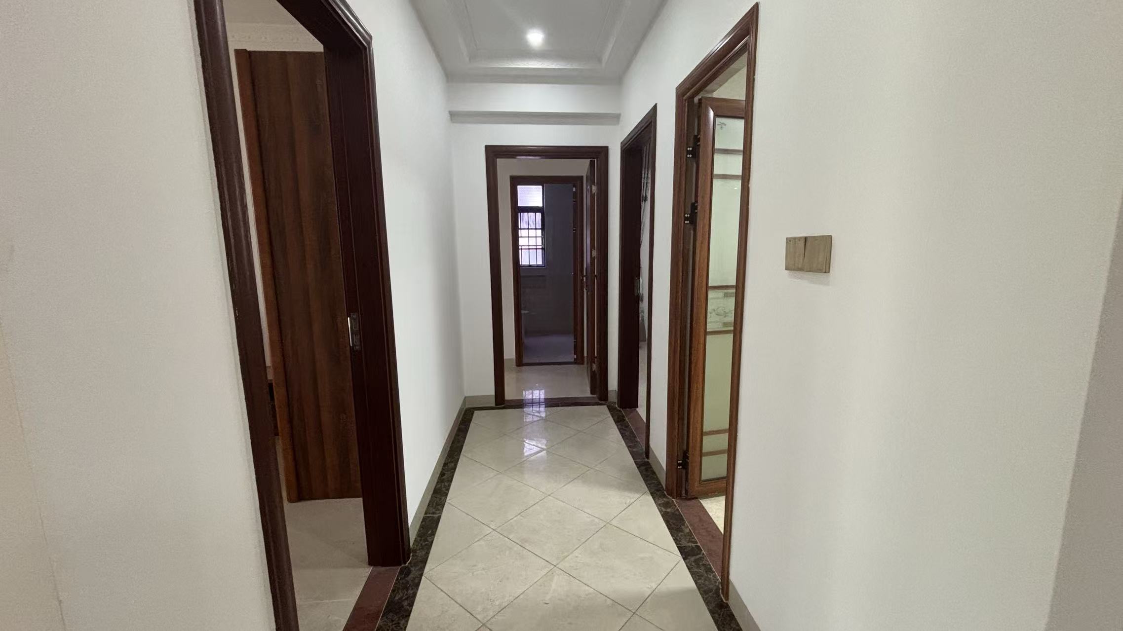 五源河公寓C区  3室2厅2卫    2500.0元/月 五源河公寓C区  3室2厅2卫    2500.0元/月室内图