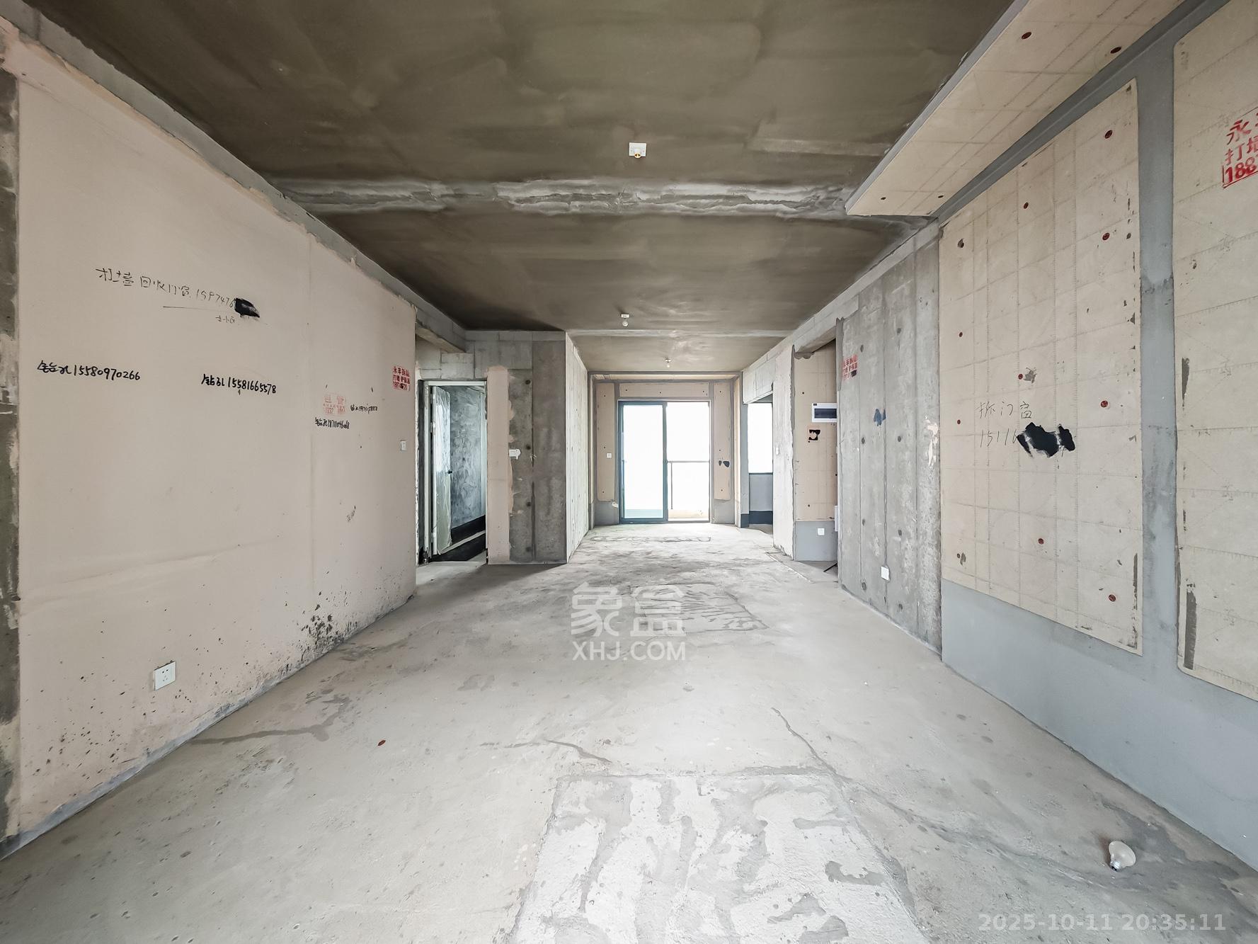 秀峰一品 4室2厅2卫 145.0万 秀峰一品 4室2厅2卫 145.0万客厅