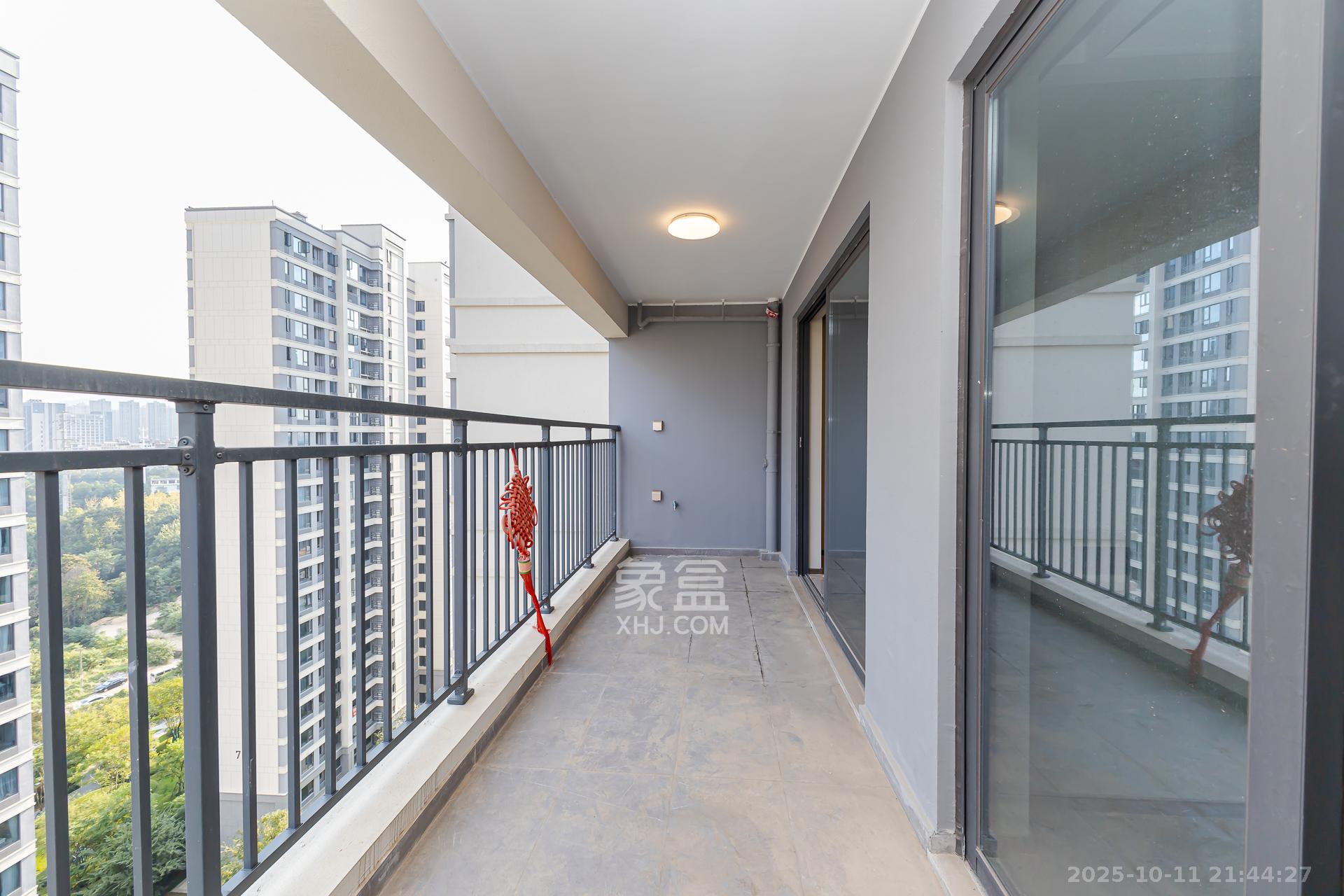 龙湖翠湖壹号  1室0厅0卫    132.0万阳台