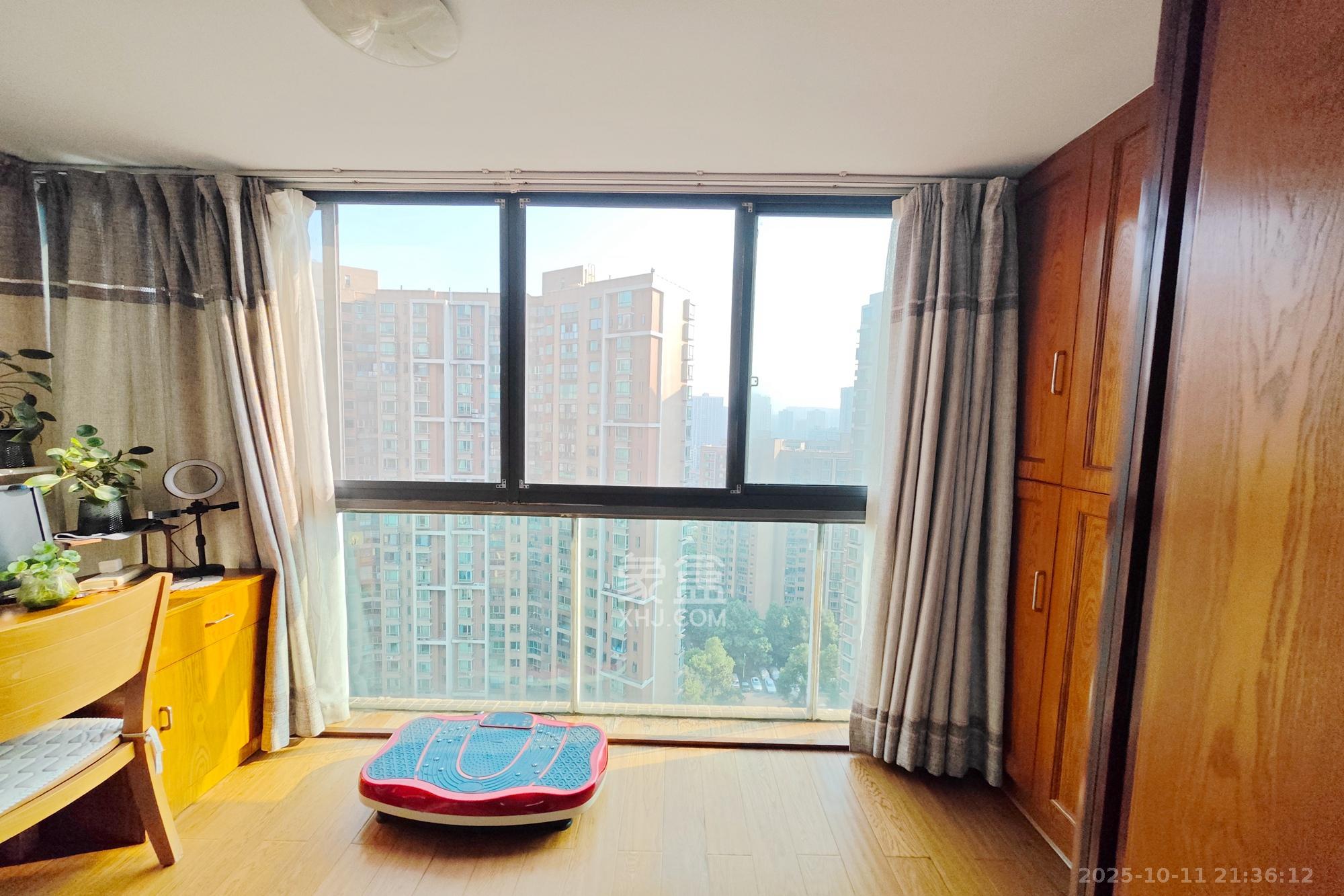 新城新世界一二三期  3室2厅2卫    118.0万阳台