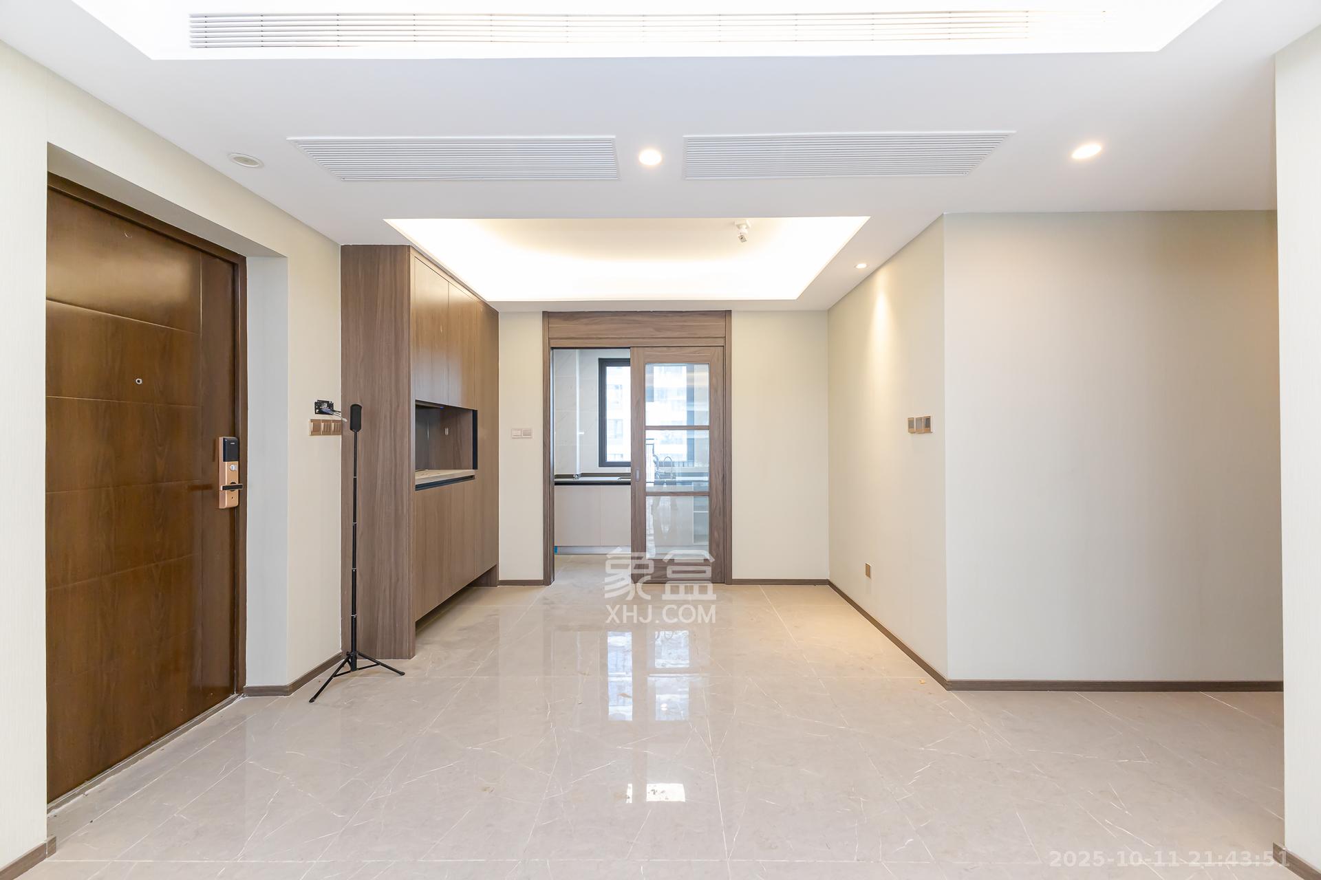 龙湖翠湖壹号  1室0厅0卫    132.0万客厅