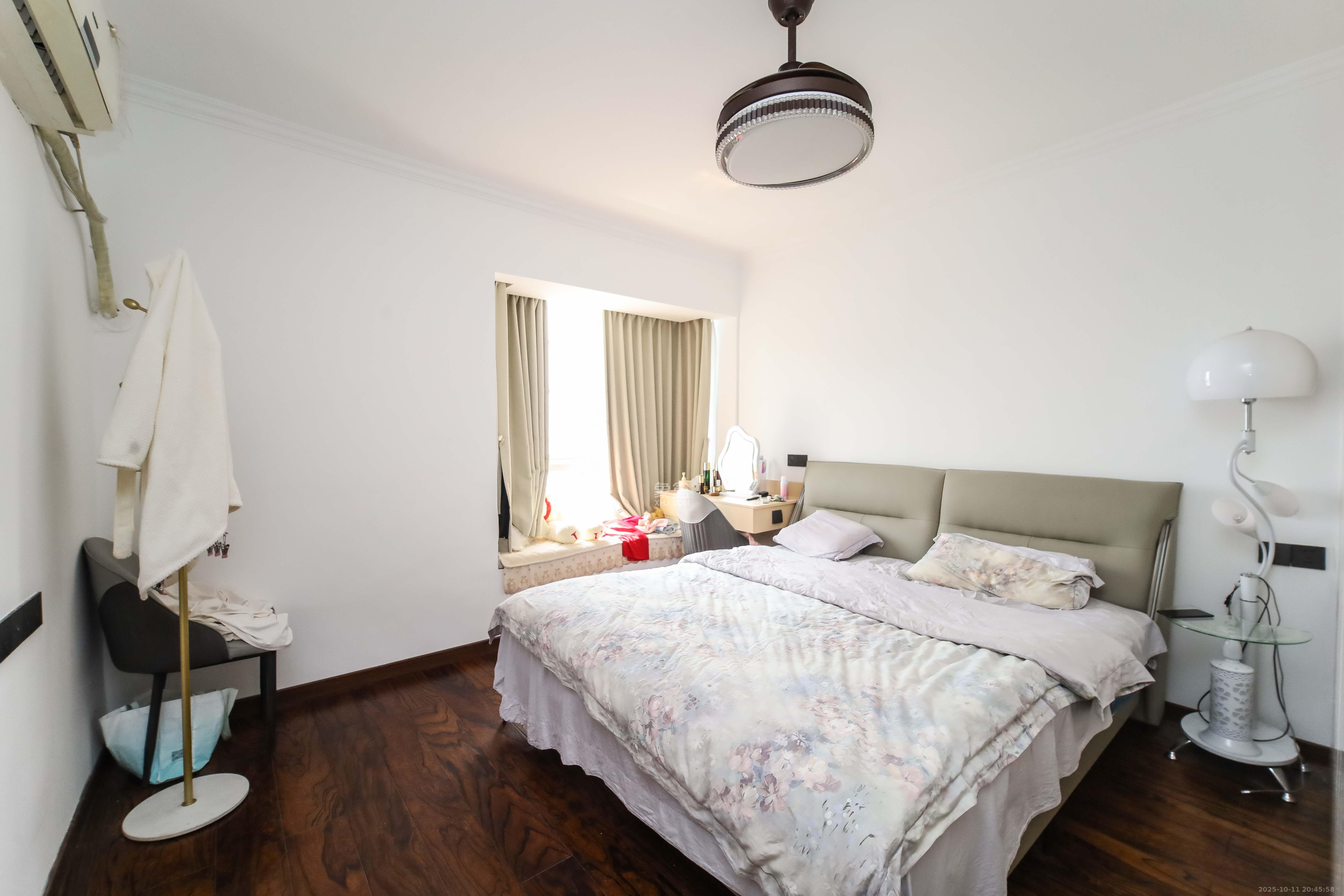 高桥现代商贸城 3室2厅2卫 88.0万 高桥现代商贸城 3室2厅2卫 88.0万卧室