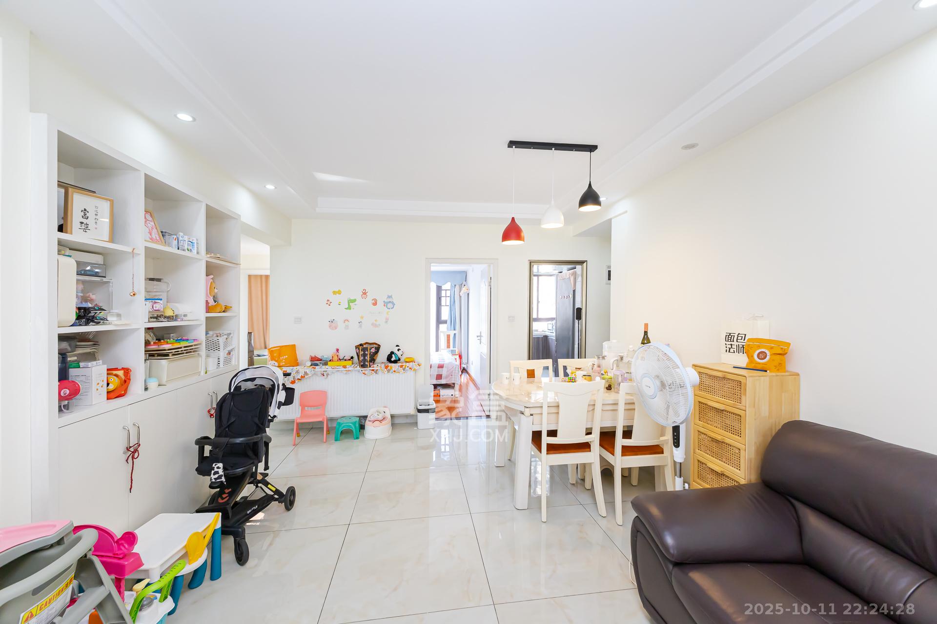 龙湖湘风原著(龙湖湘风星城) 4室2厅2卫 80.0万 龙湖湘风原著(龙湖湘风星城) 4室2厅2卫 80.0万客厅