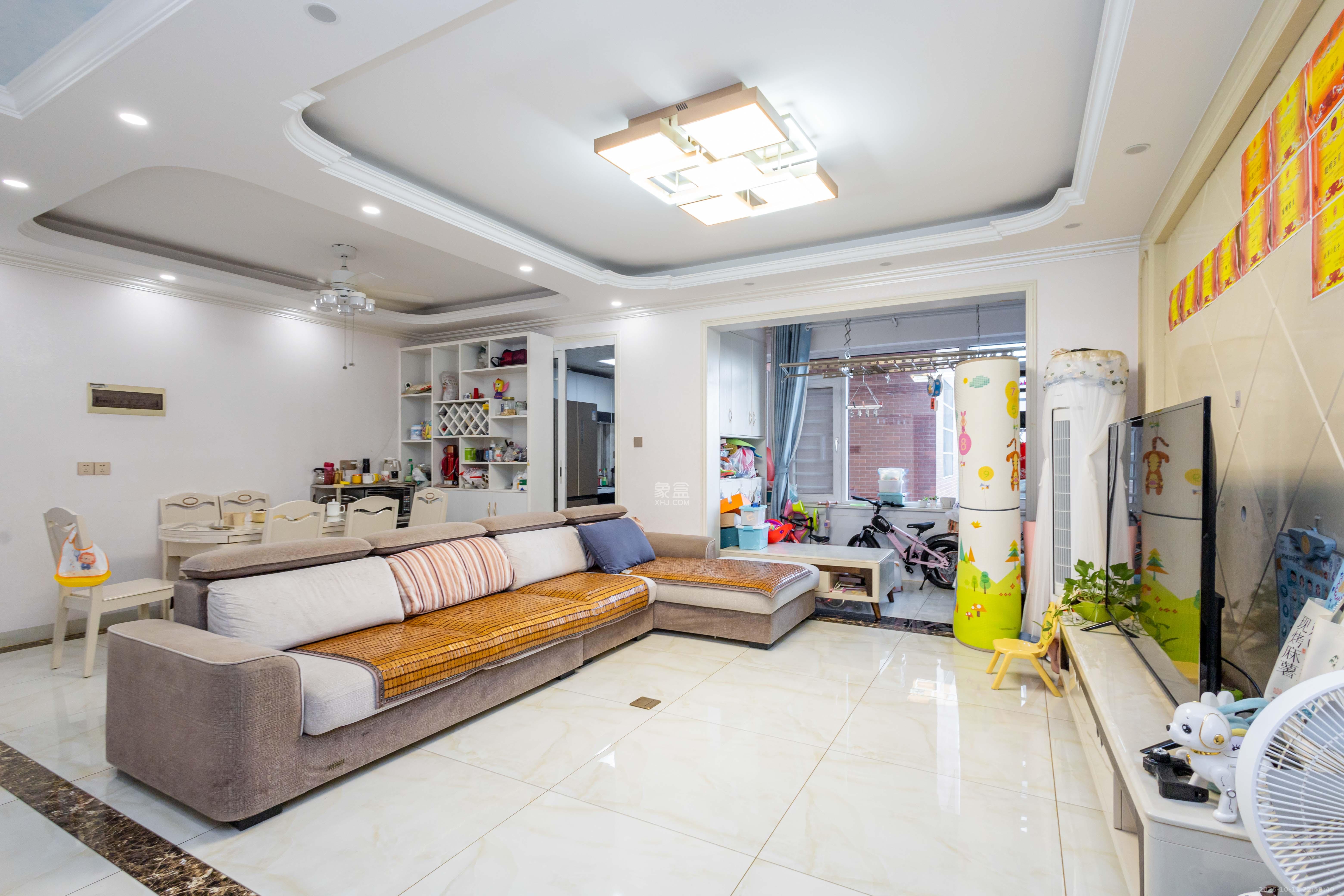 辉宏橄榄城  4室2厅2卫    86.0万客厅