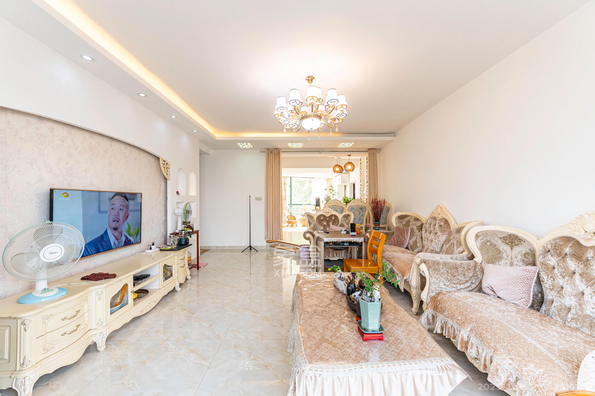 幸福洋房 4室2厅2卫 79.8万 幸福洋房 4室2厅2卫 79.8万客厅