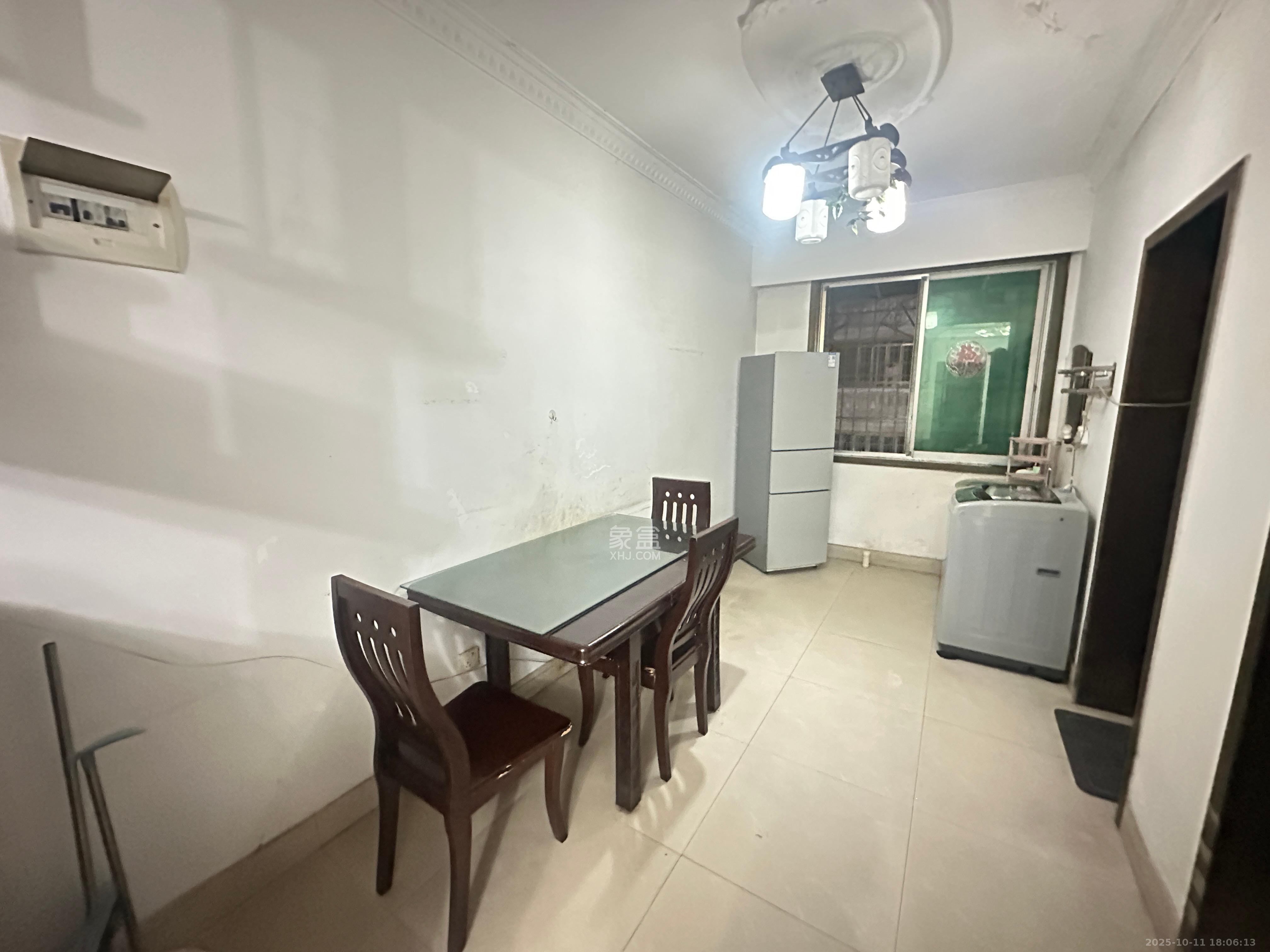 中南汽车世界  2室1厅1卫    1200.0元/月室内图