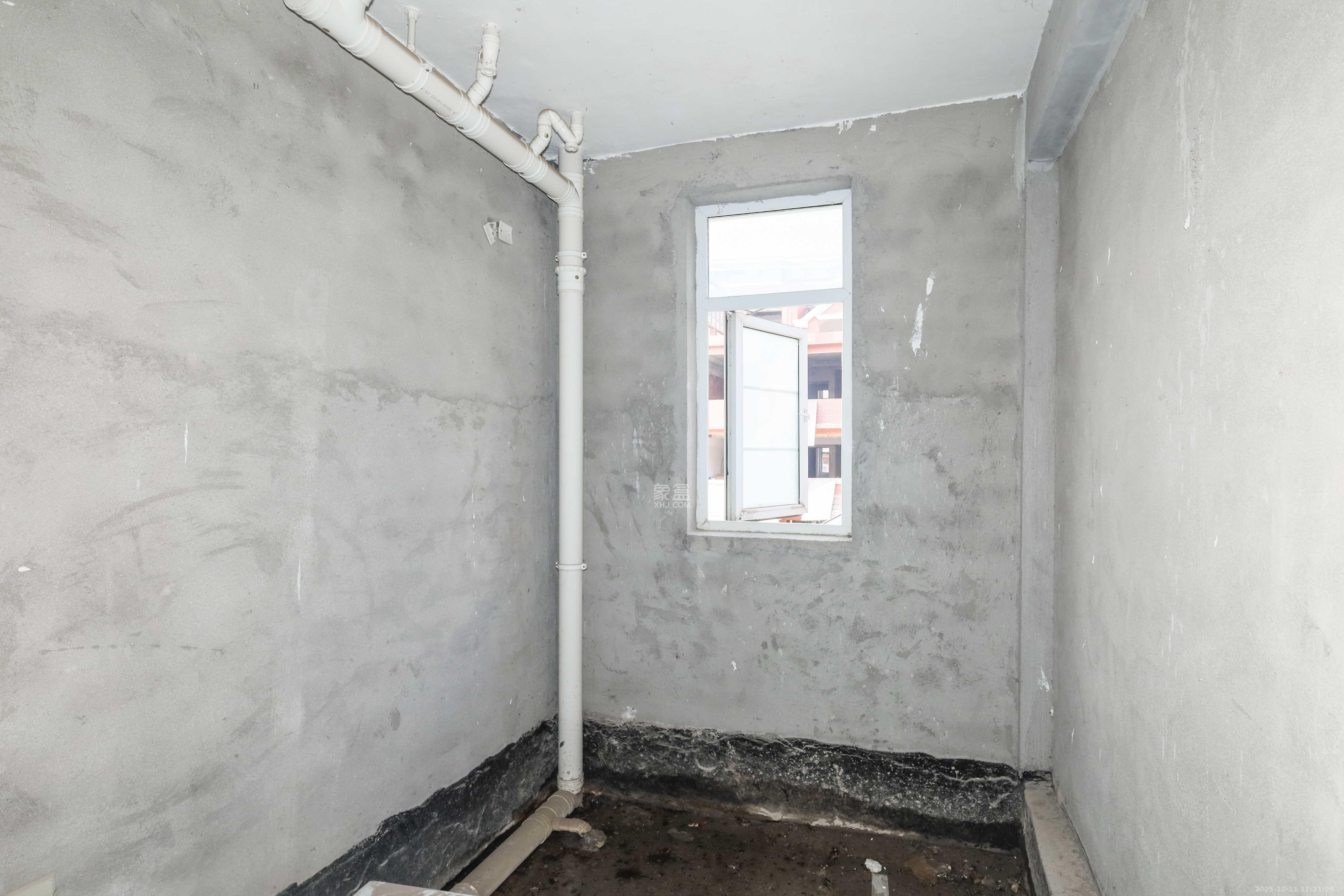 山水英伦  5室3厅3卫    235.0万卫生间