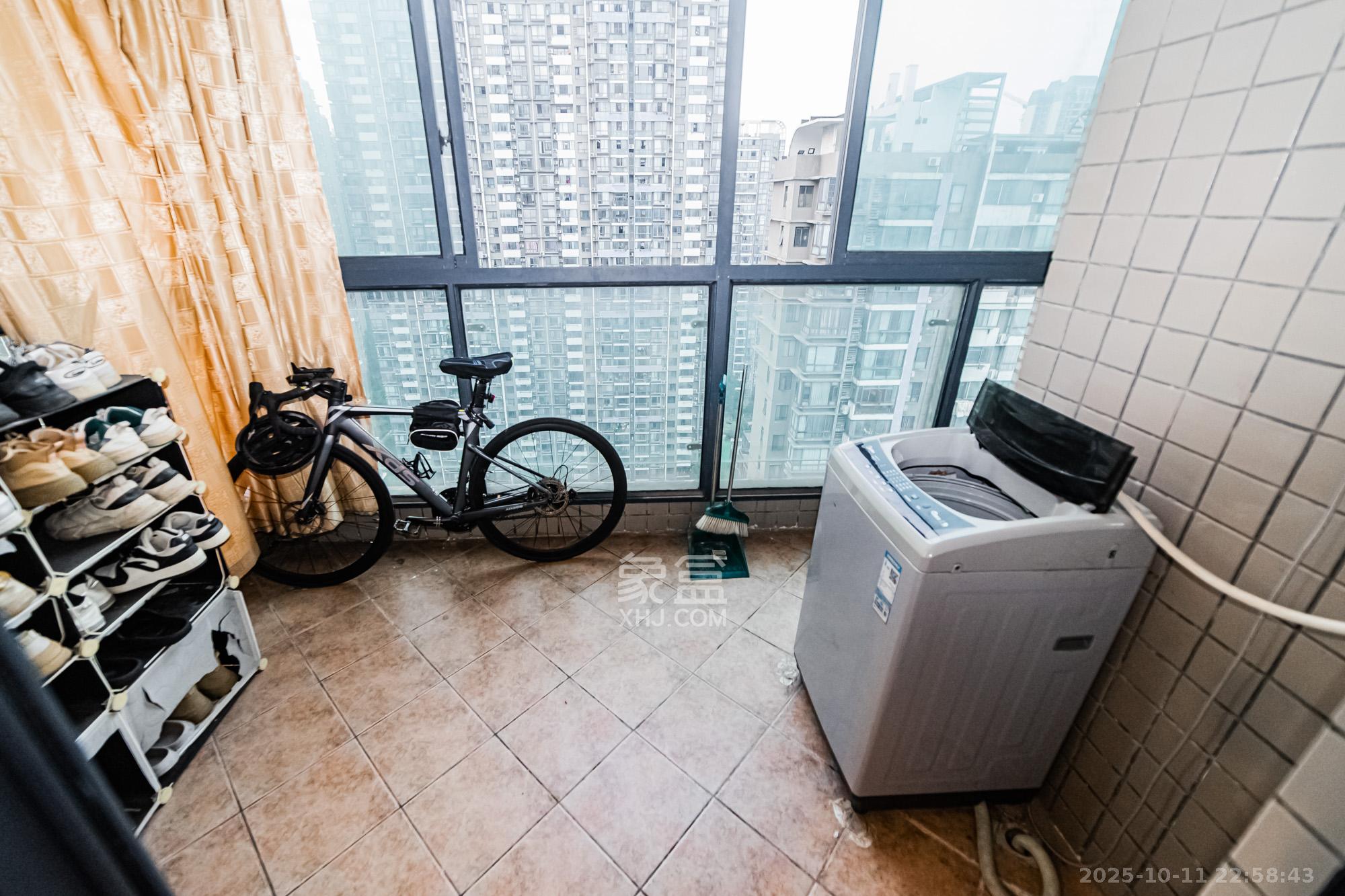 湘江世纪城咏江苑 3室2厅2卫 95.0万 湘江世纪城咏江苑 3室2厅2卫 95.0万阳台