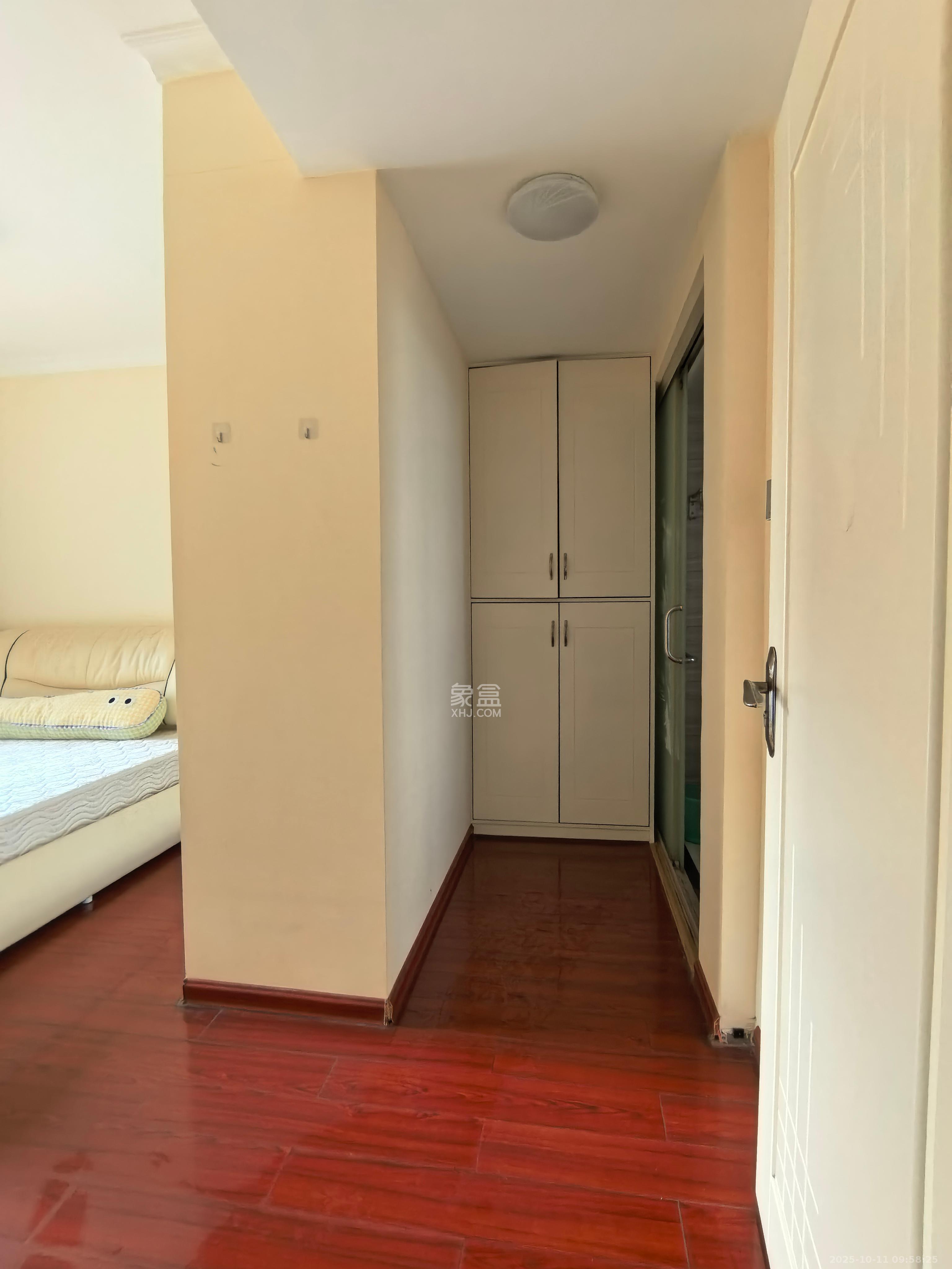 华润置地广场一期  3室2厅2卫    2000.0元/月室内图