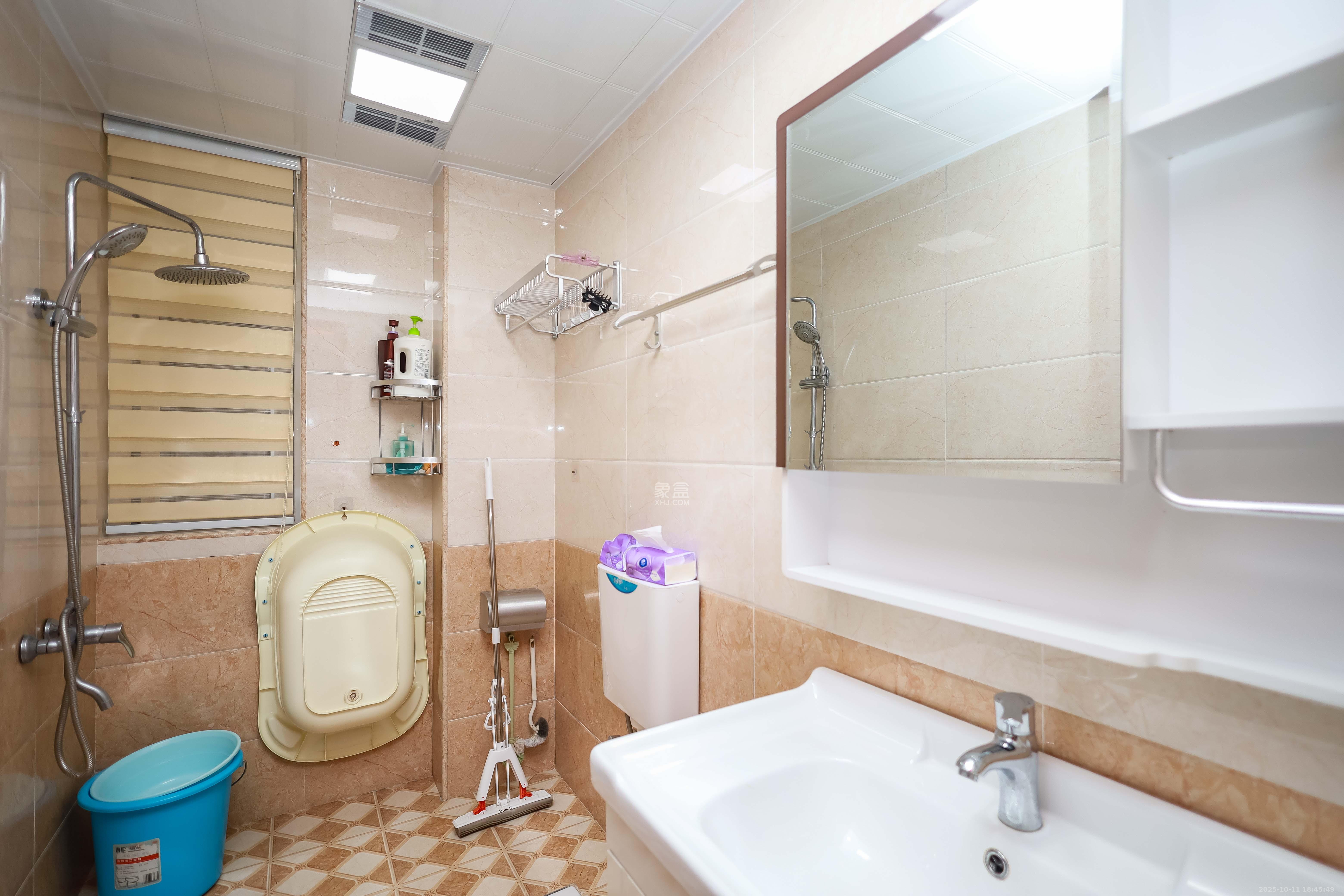 天麓尚层  3室2厅1卫    70.0万卫生间