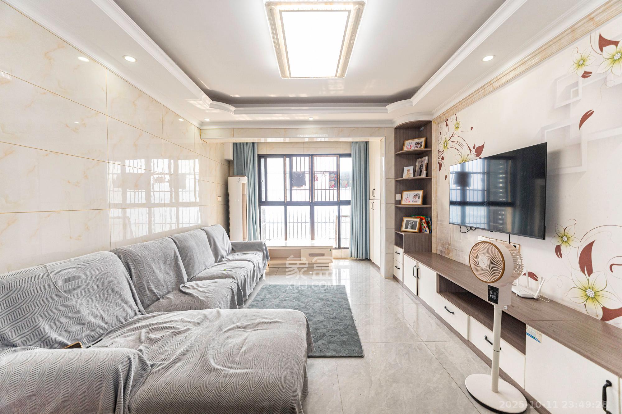 星湖湾一期高层 4室2厅2卫 85.8万 星湖湾一期高层 4室2厅2卫 85.8万客厅