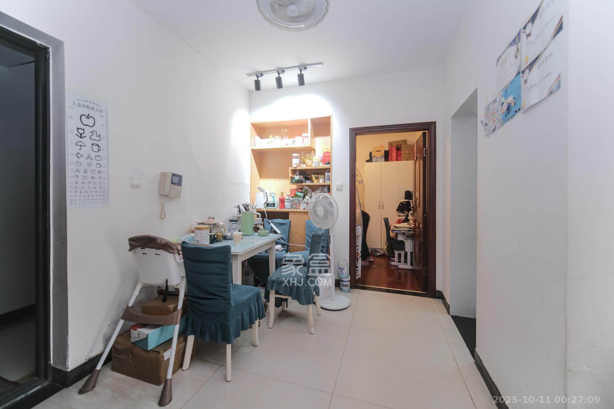 三一街区  3室2厅1卫    49.8万客厅