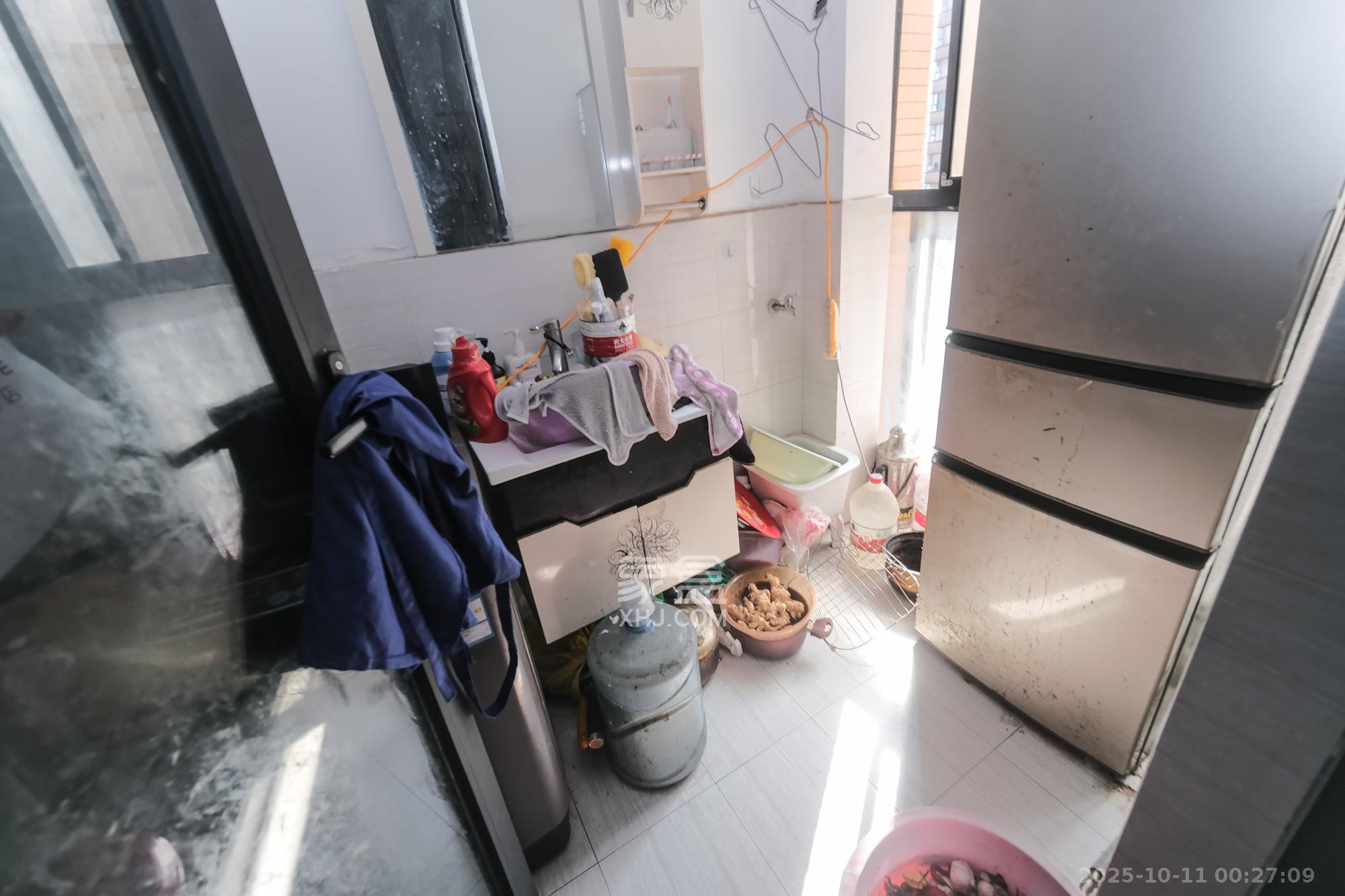 三一街区  3室2厅1卫    49.8万阳台