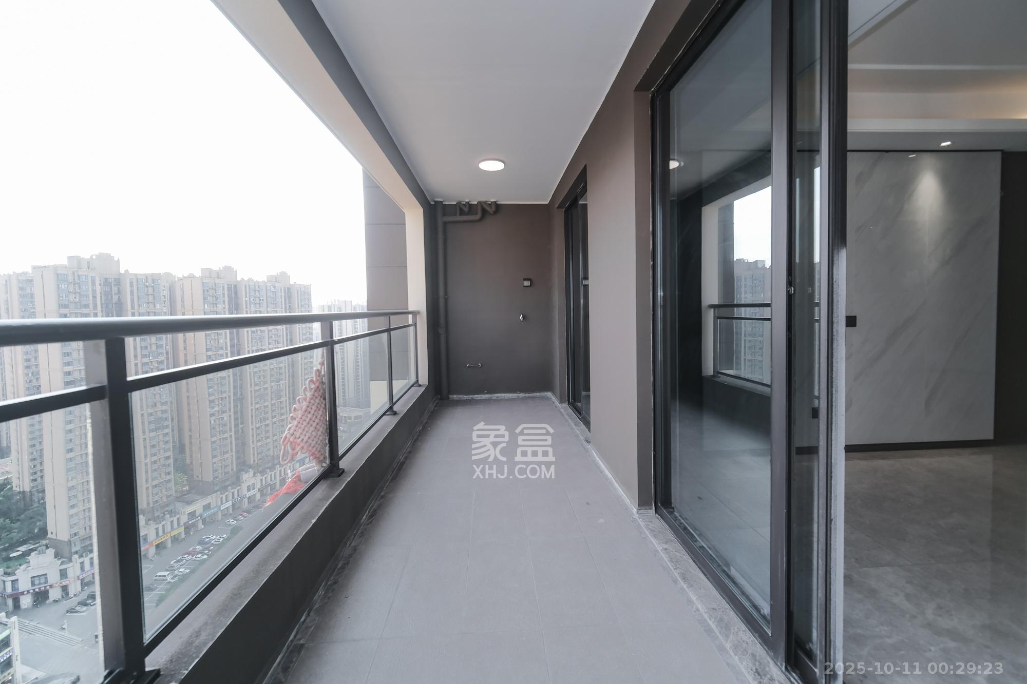 荣盛锦绣学府  3室2厅2卫    89.8万阳台