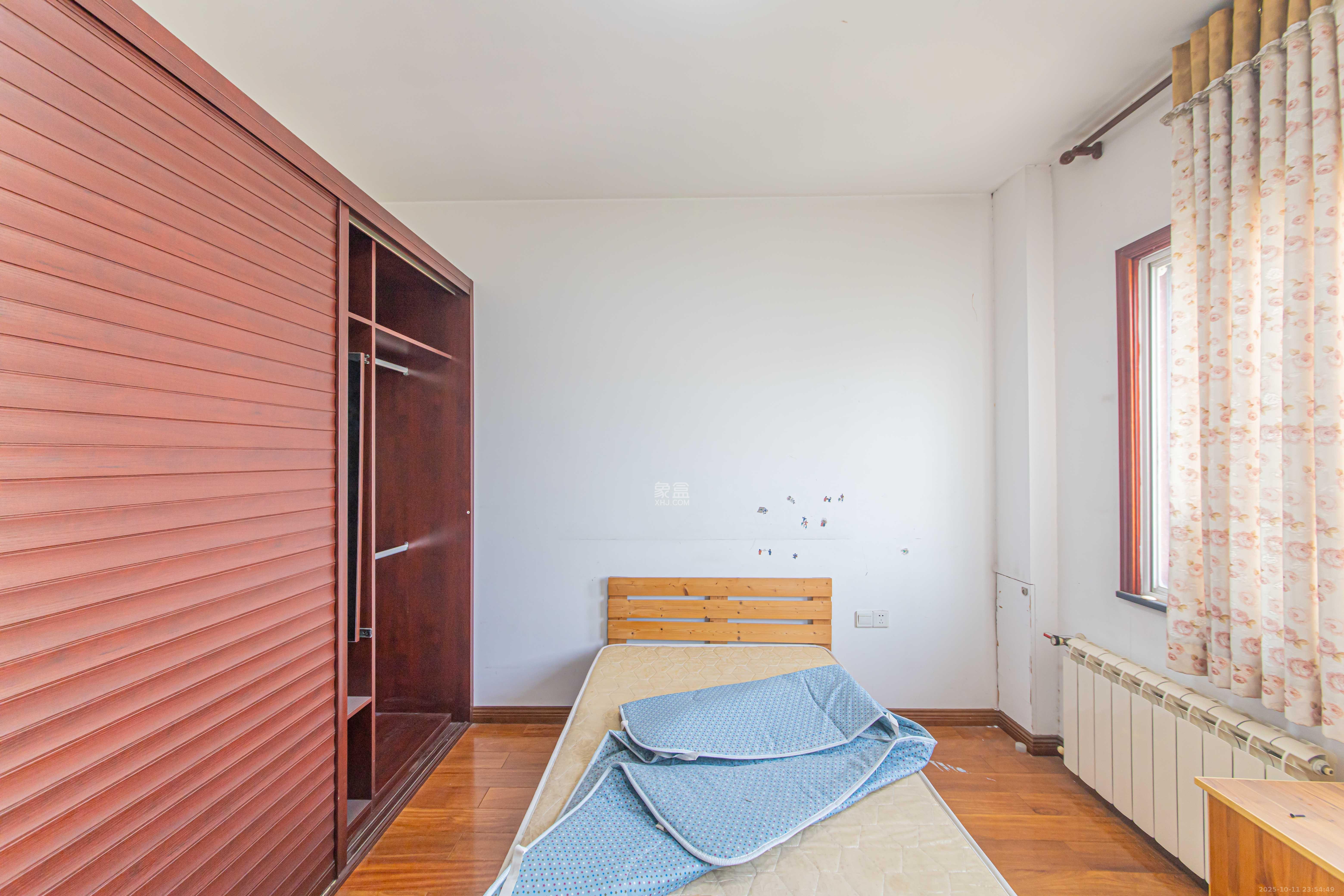 九峰小区(一二三四区) 4室2厅2卫 264.0万 九峰小区(一二三四区) 4室2厅2卫 264.0万卧室