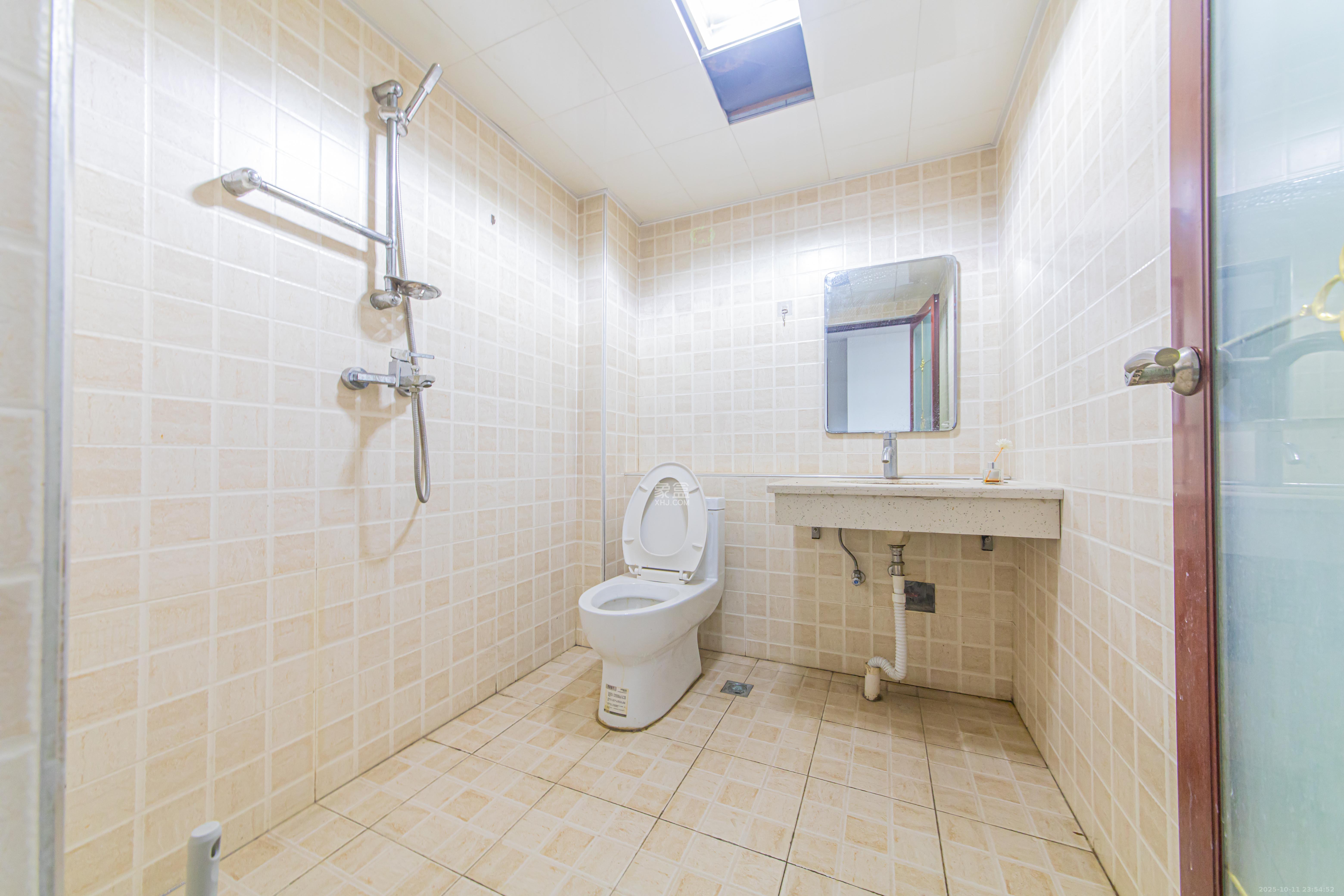 九峰小区(一二三四区) 4室2厅2卫 264.0万 九峰小区(一二三四区) 4室2厅2卫 264.0万卫生间