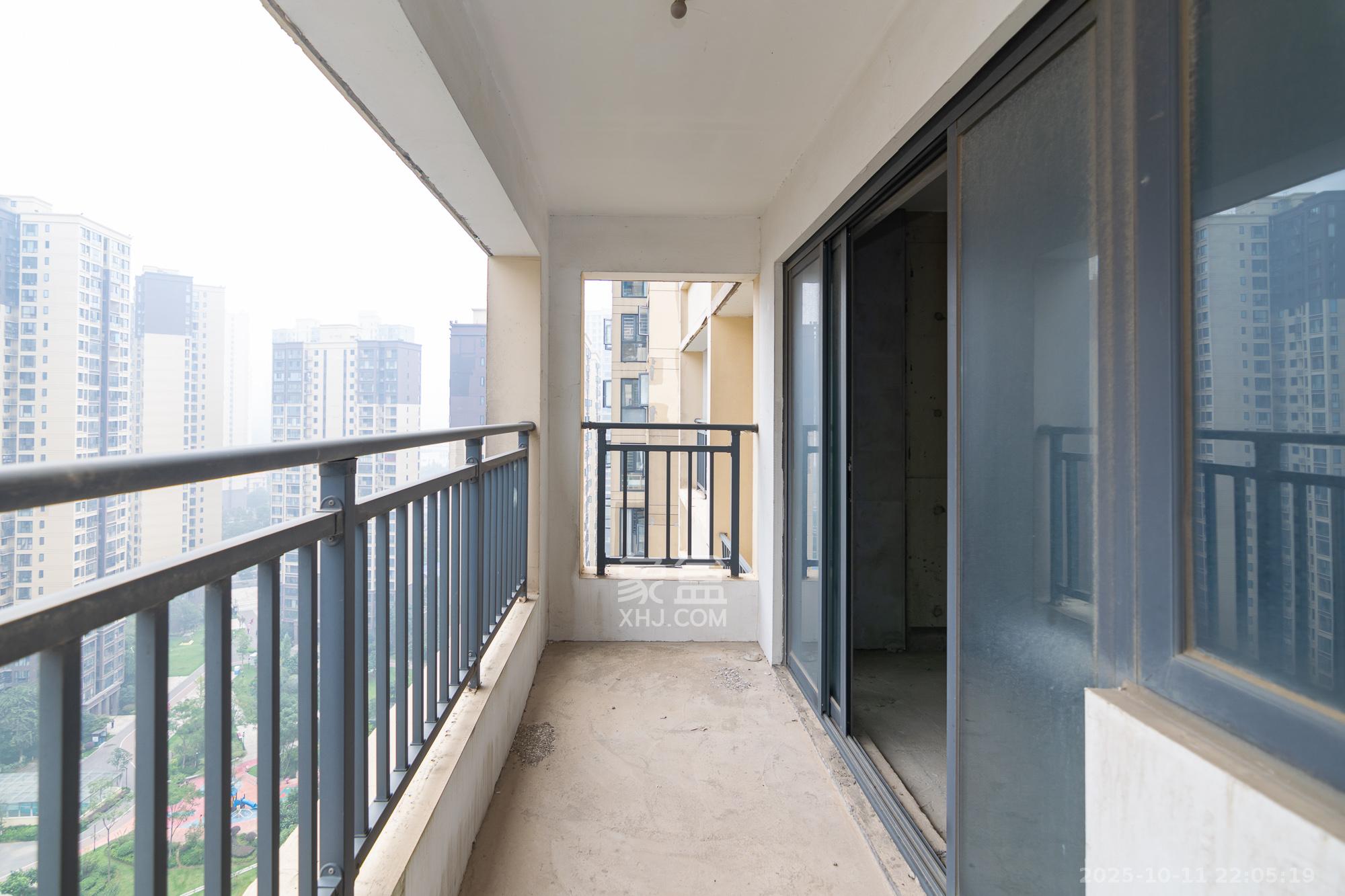 中粮鸿云  4室2厅2卫    80.0万阳台