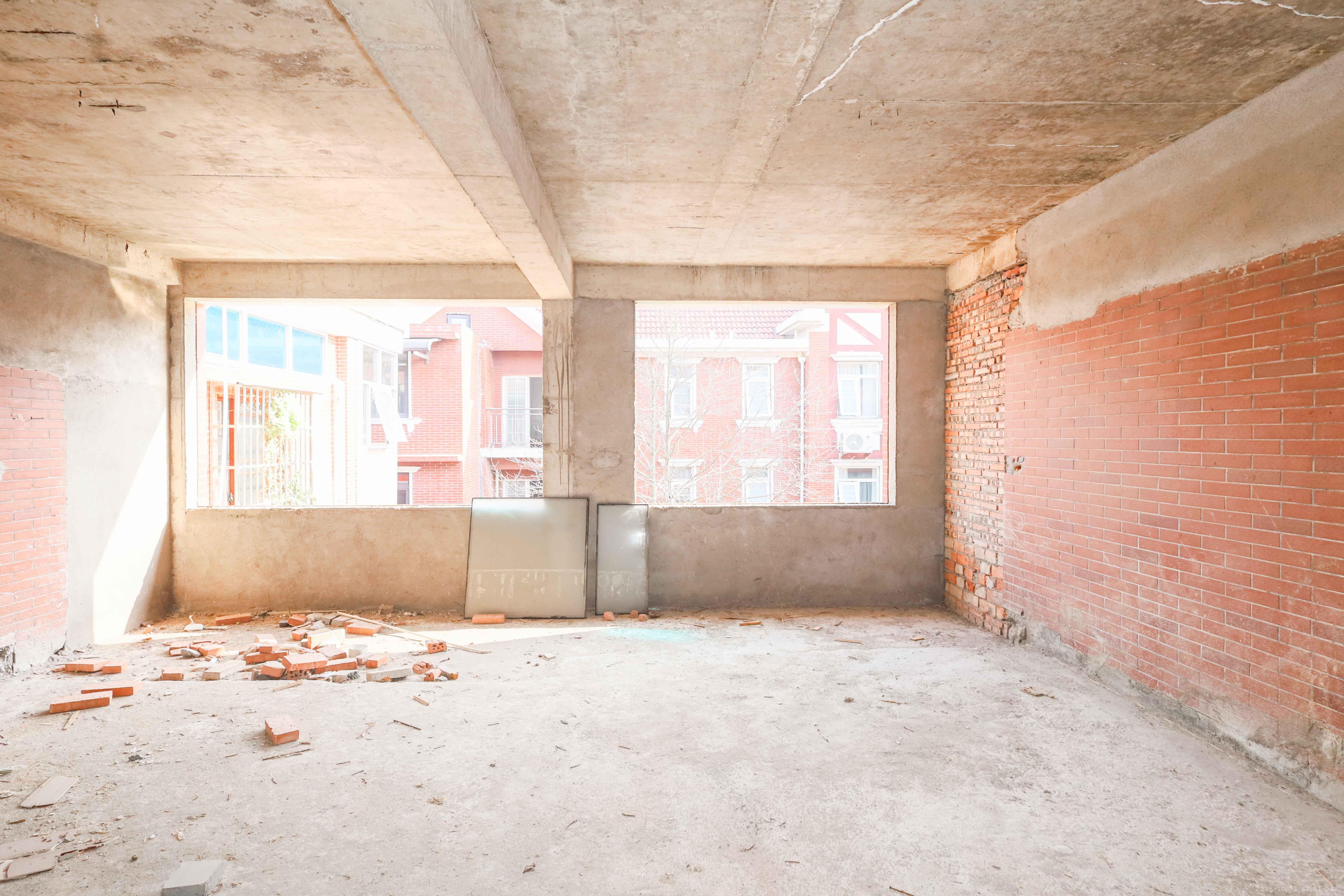 山水英伦  5室3厅3卫    235.0万卧室