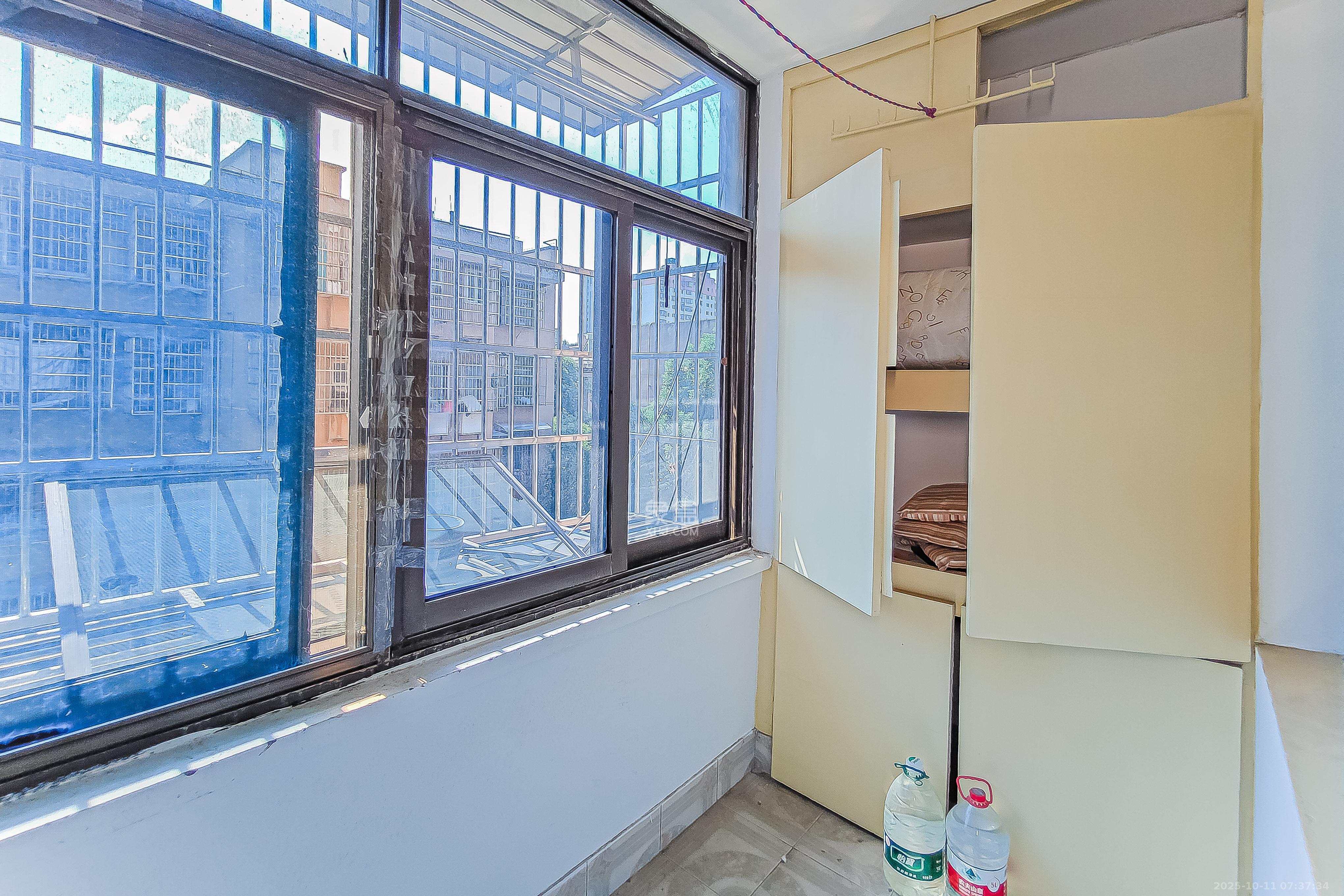 开发公司宿舍  1室1厅1卫    35.0万阳台