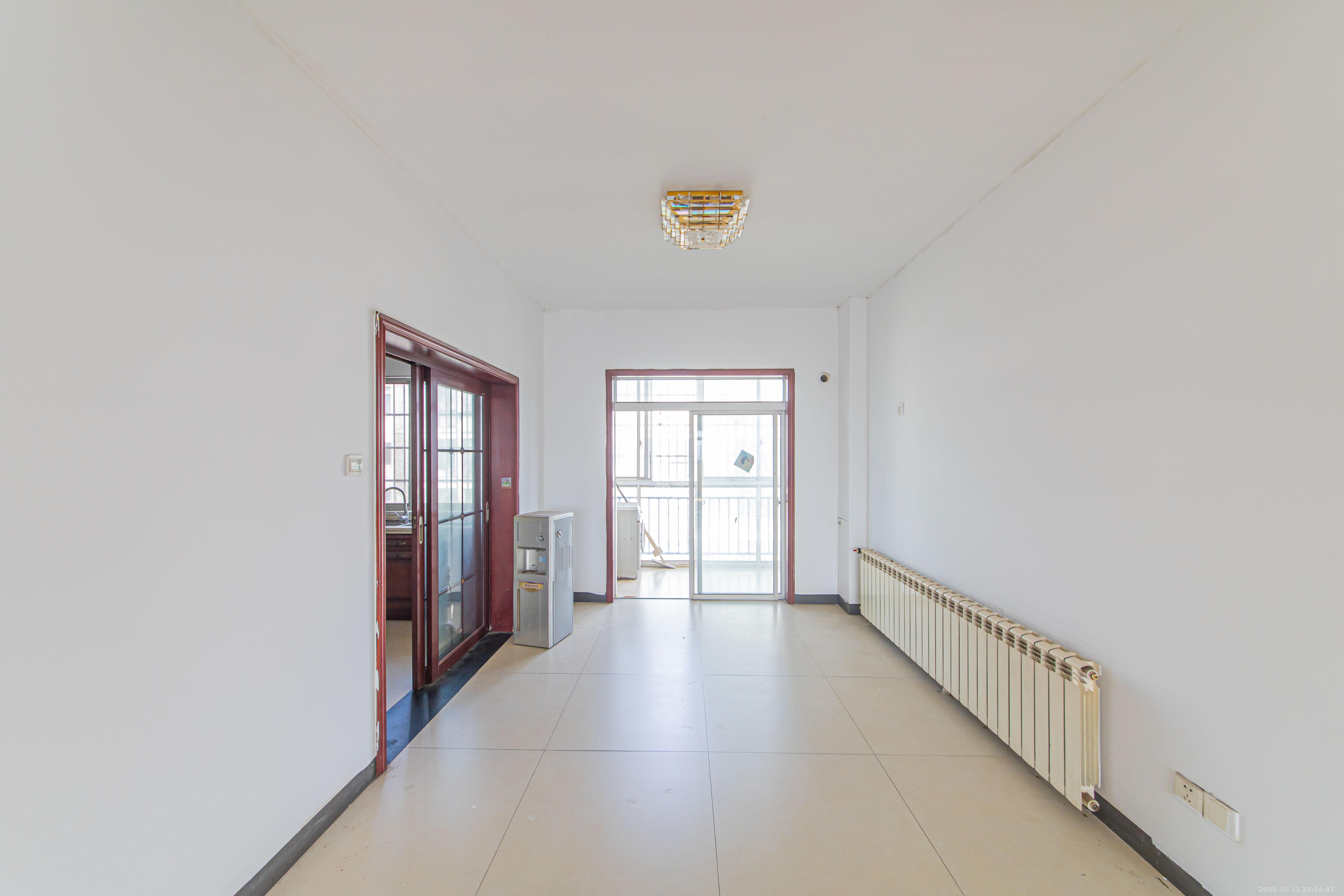 九峰小区(一二三四区) 4室2厅2卫 264.0万 九峰小区(一二三四区) 4室2厅2卫 264.0万客厅