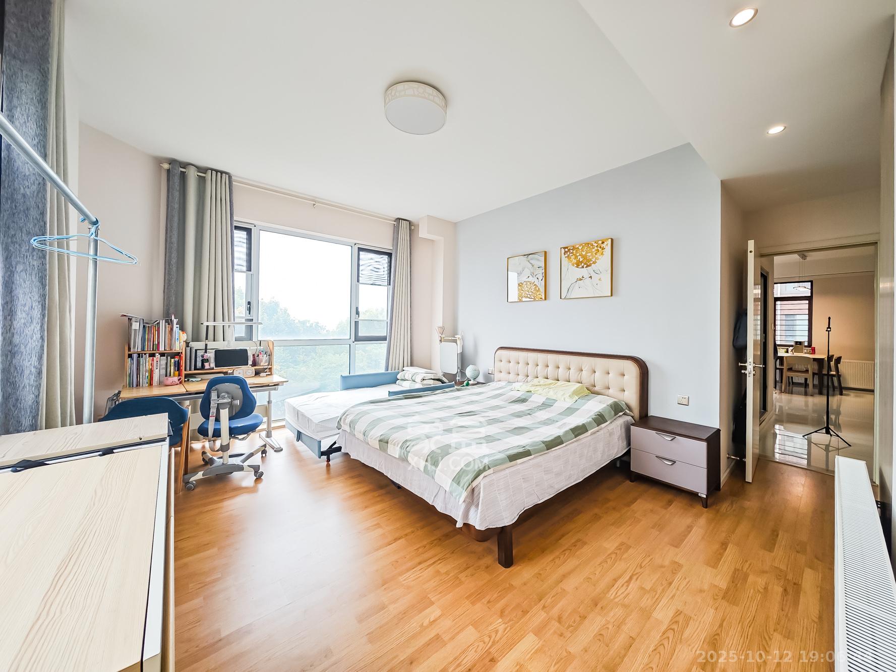 绿地海外滩一期 4室2厅2卫 180.0万 绿地海外滩一期 4室2厅2卫 180.0万卧室