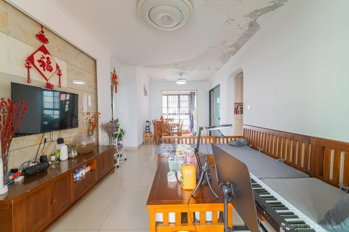 海伦春天 3室2厅1卫 78.8万 海伦春天 3室2厅1卫 78.8万客厅