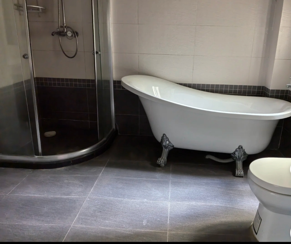 泰达比华利山庄 5室3厅4卫 9500.0元/月 泰达比华利山庄 5室3厅4卫 9500.0元/月室内图