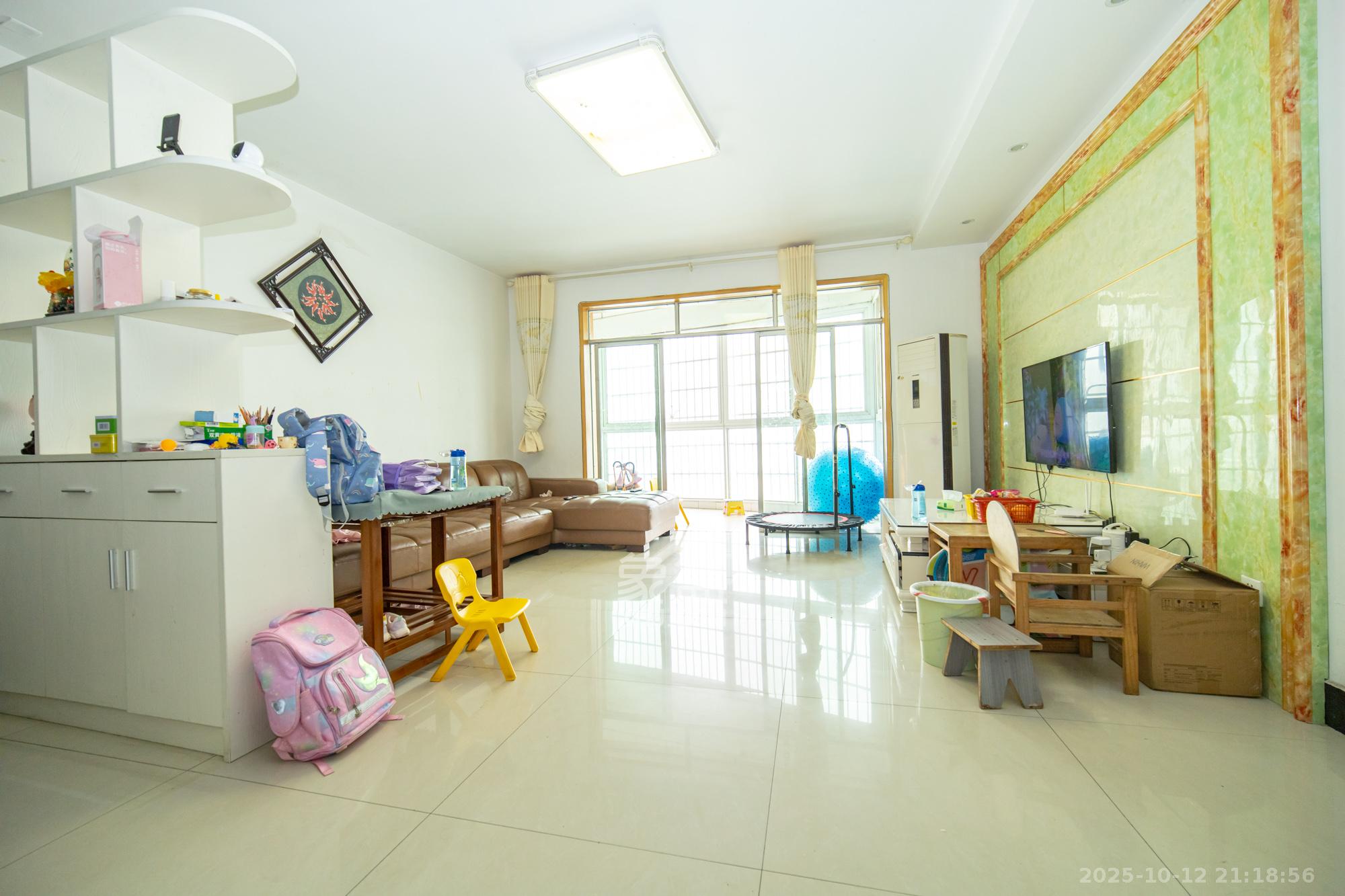 湘绣城  3室2厅2卫    60.0万 湘绣城  3室2厅2卫    60.0万客厅