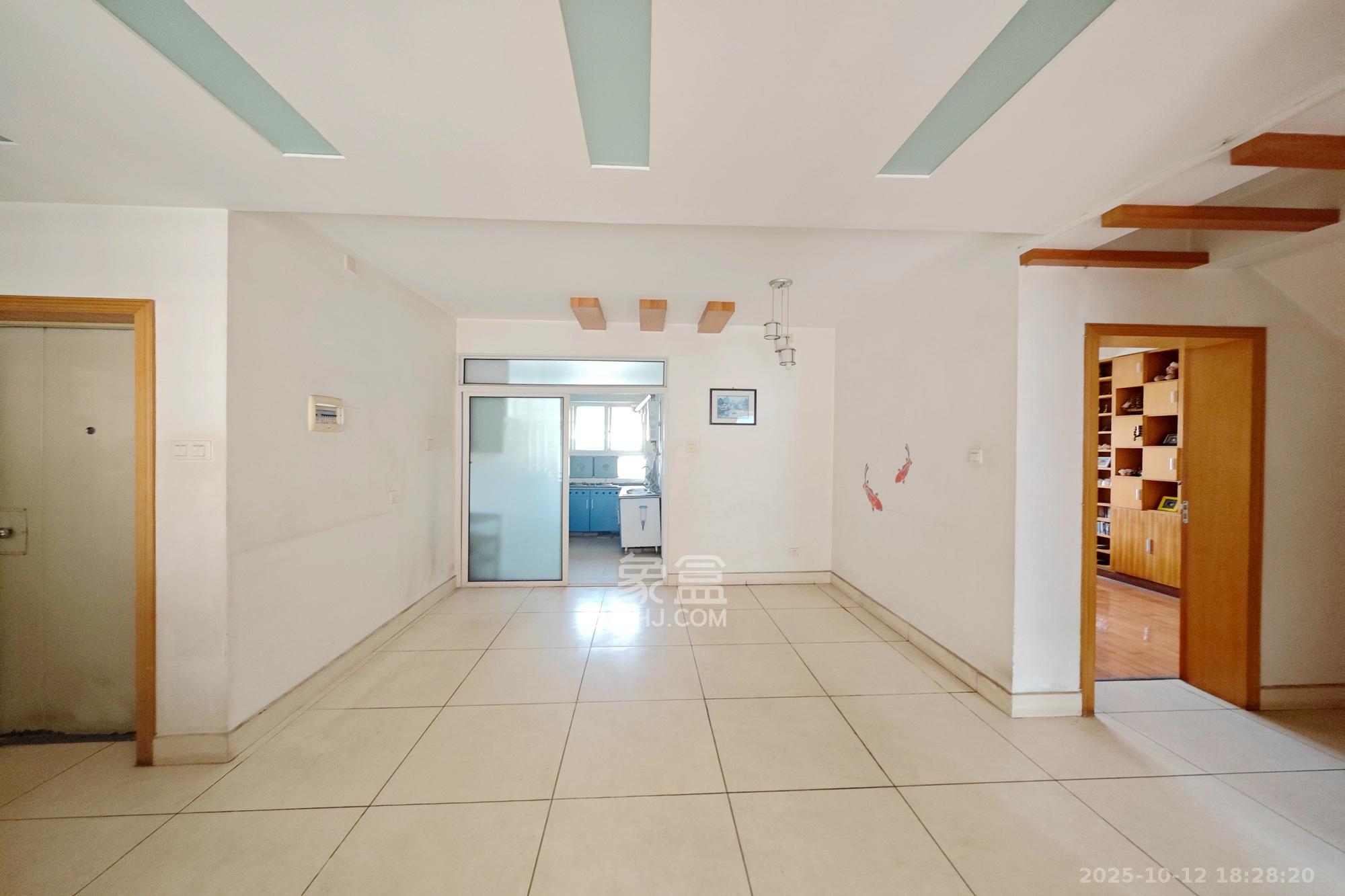 怡景民居 4室2厅2卫 53.0万 怡景民居 4室2厅2卫 53.0万客厅