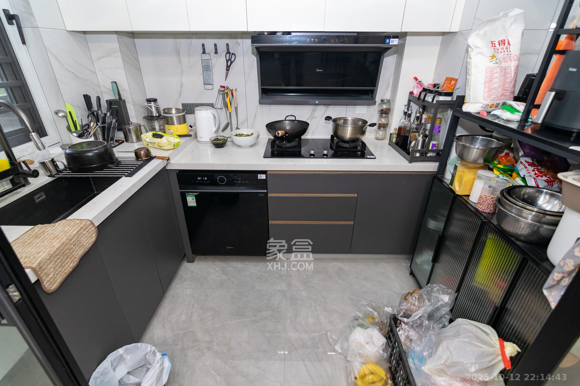 金地三千府(金地湖山樾、金地自在城) 3室2厅2卫 90.0万 金地三千府(金地湖山樾、金地自在城) 3室2厅2卫 90.0万厨房