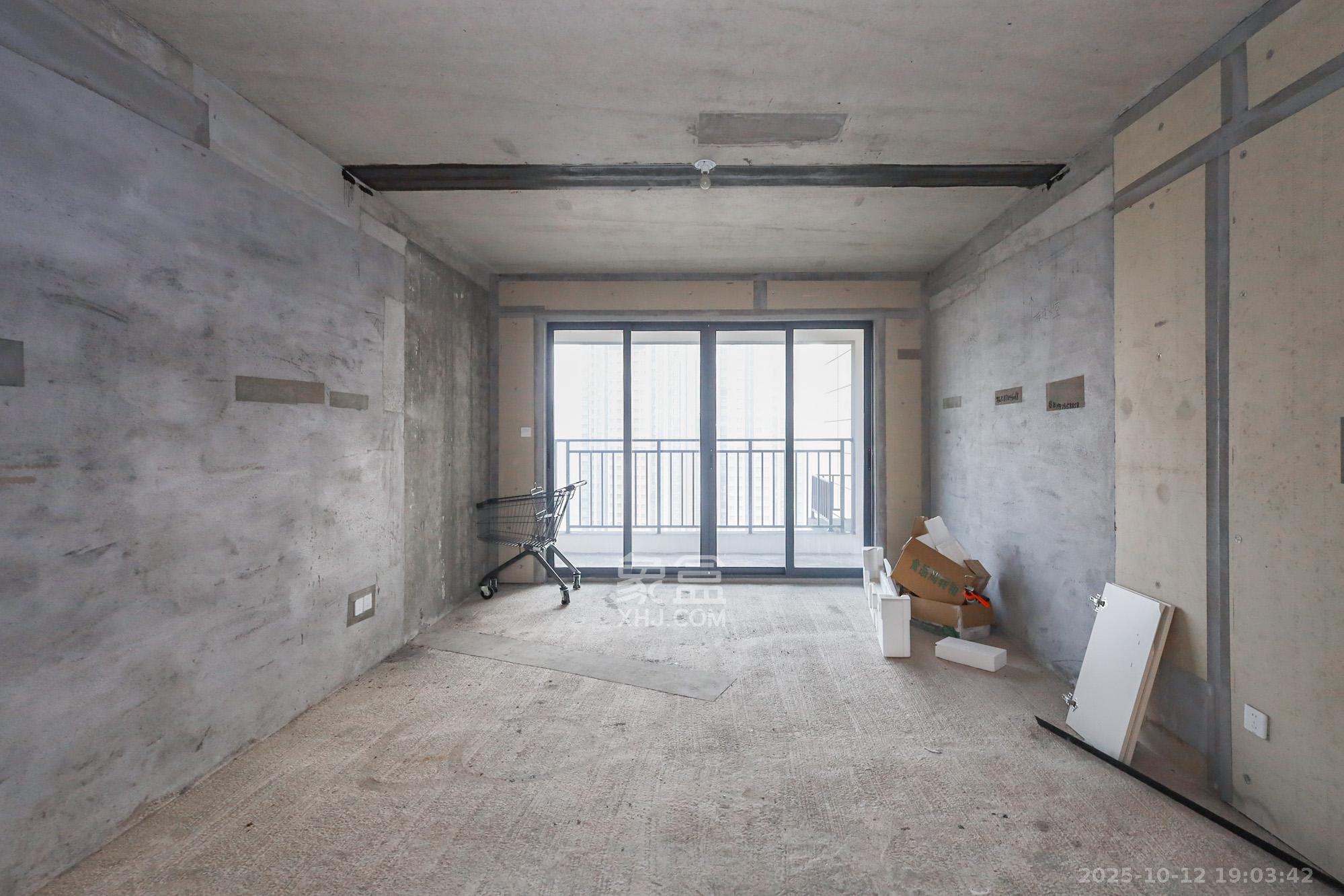 轨道中建麓江府  4室2厅2卫    218.0万