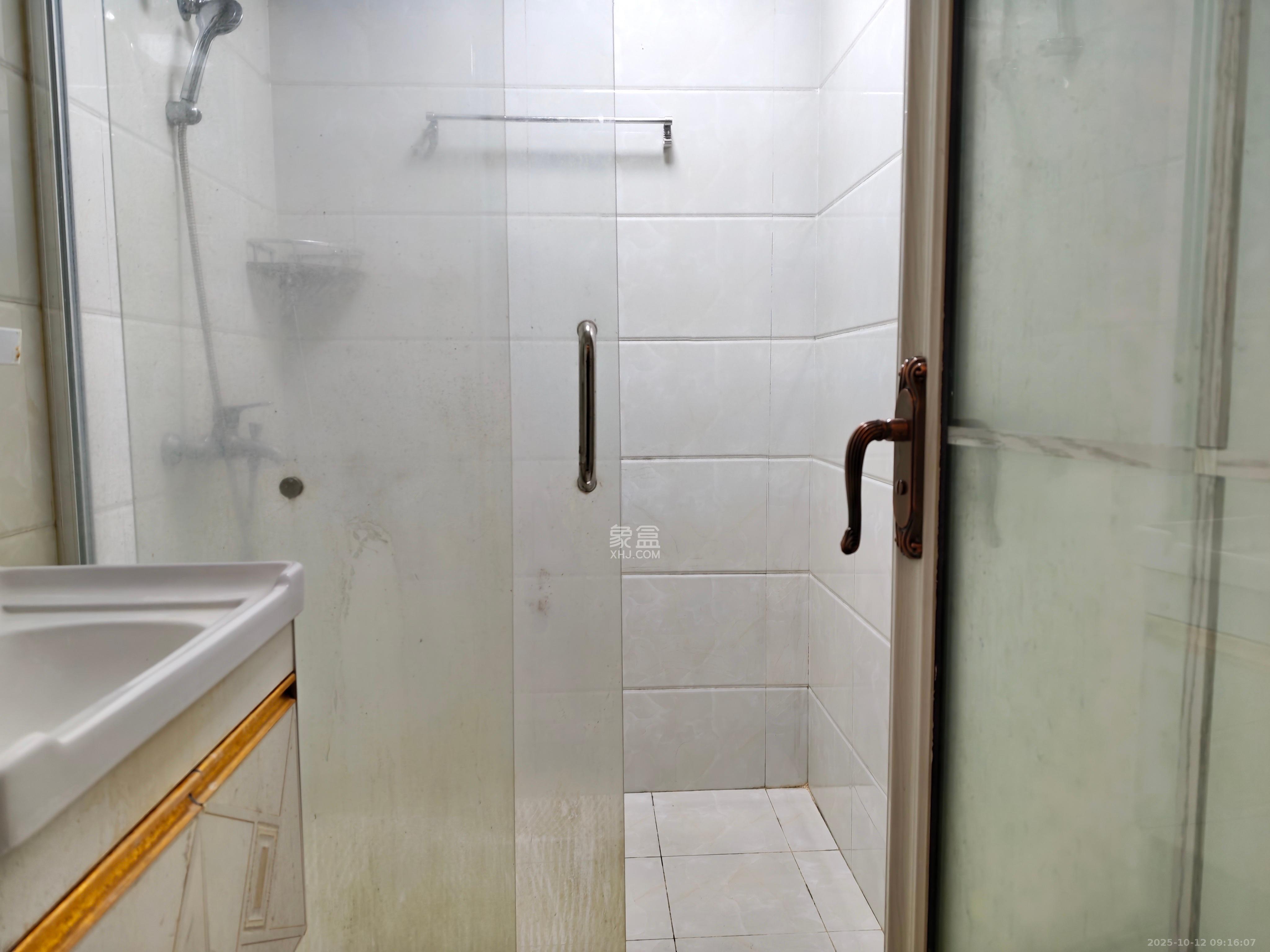 领东汇 1室1厅1卫 1400.0元/月 领东汇 1室1厅1卫 1400.0元/月室内图