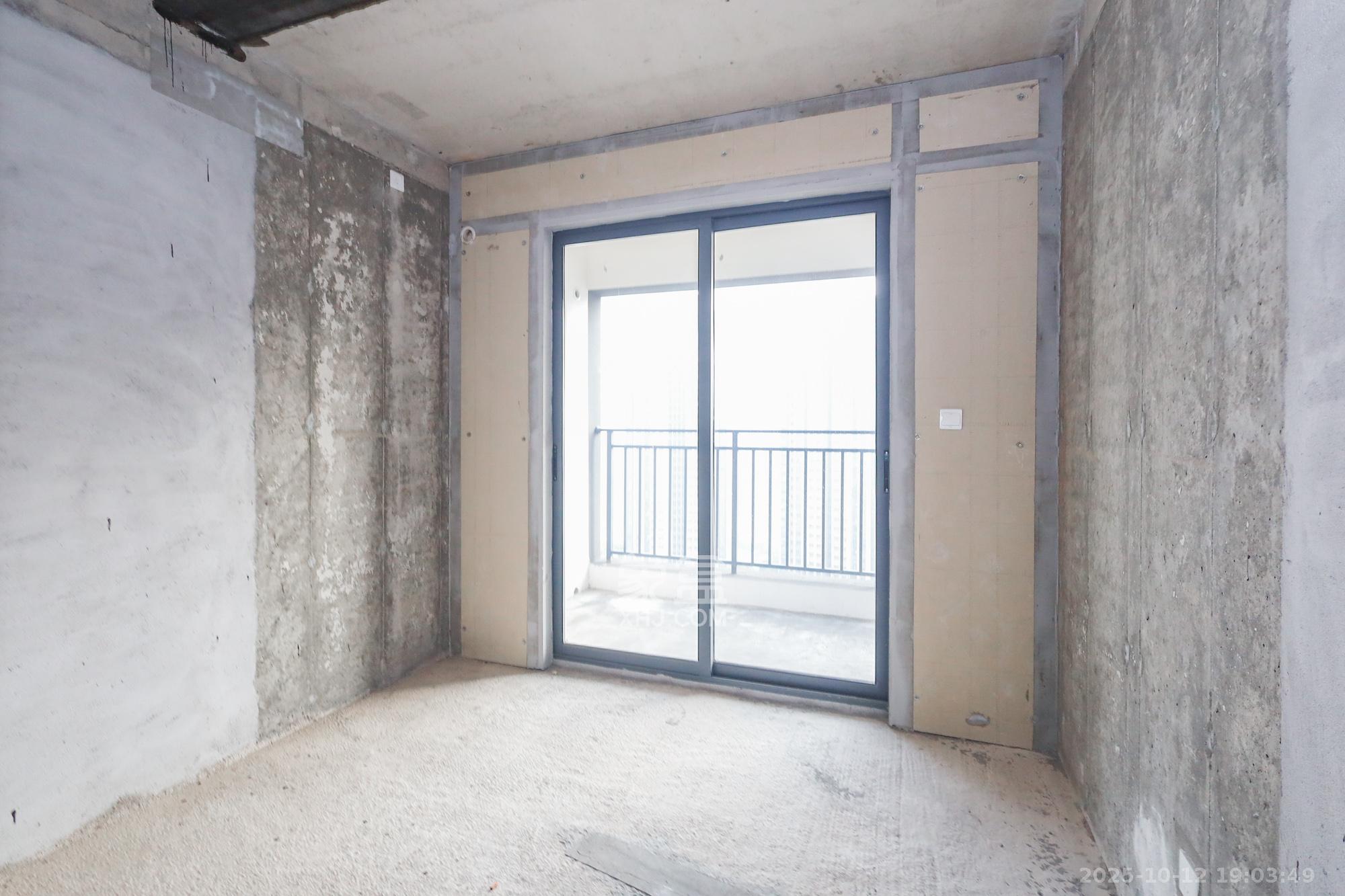 轨道中建麓江府  4室2厅2卫    218.0万卧室