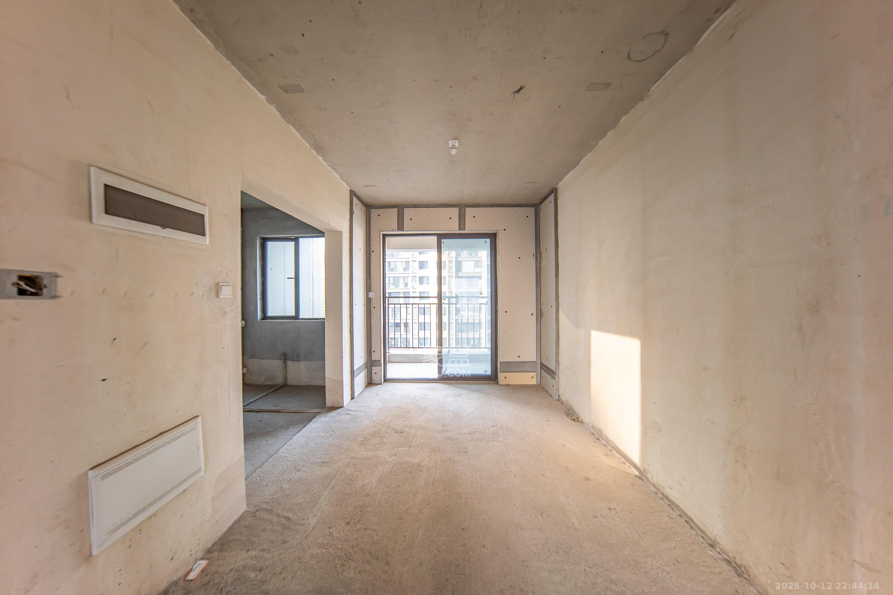 城发恒伟星雅韵(恒伟星辉苑) 4室2厅2卫 170.0万 城发恒伟星雅韵(恒伟星辉苑) 4室2厅2卫 170.0万客厅