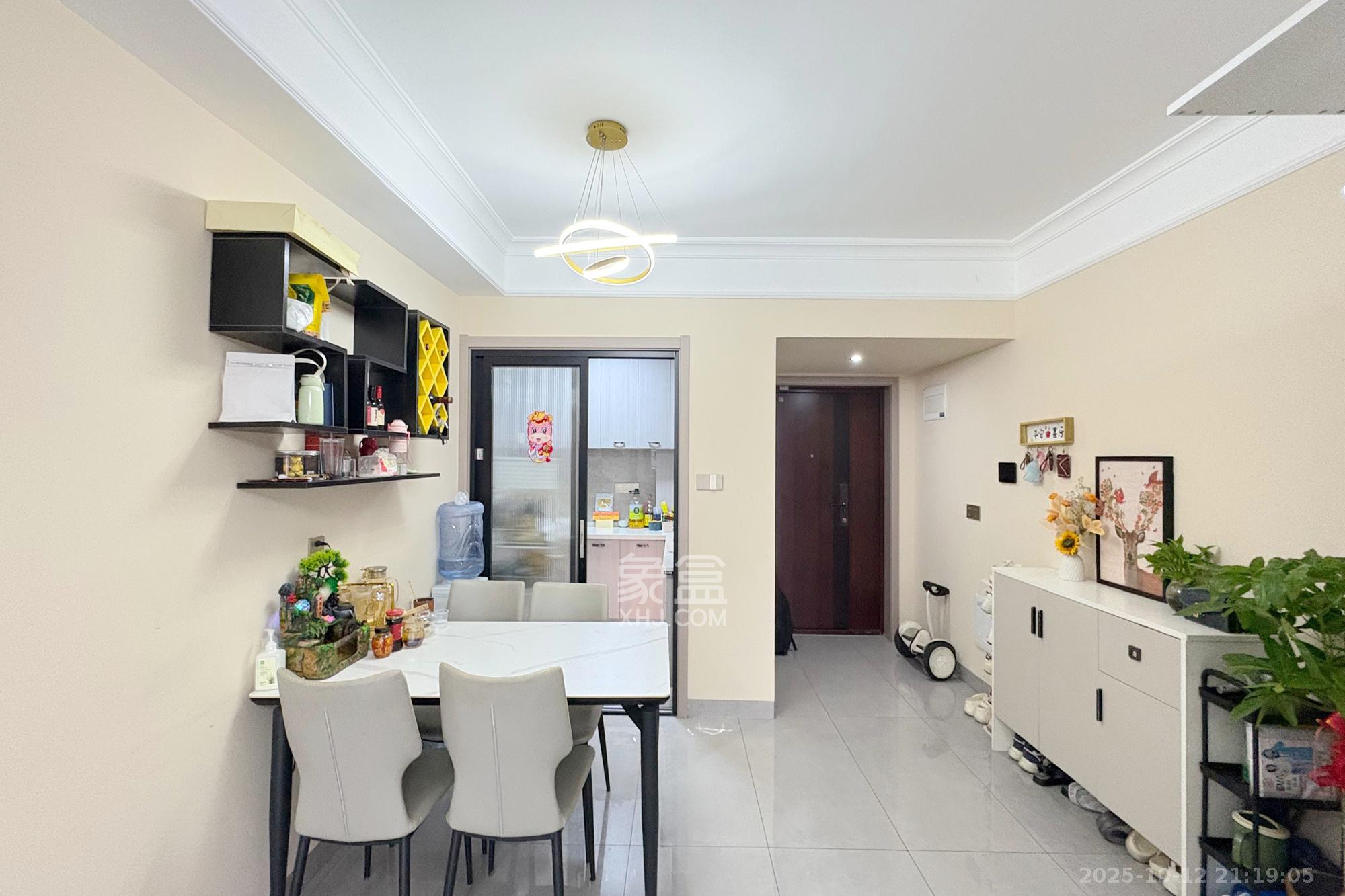 尚东金河湾  3室2厅2卫    120.0万客厅